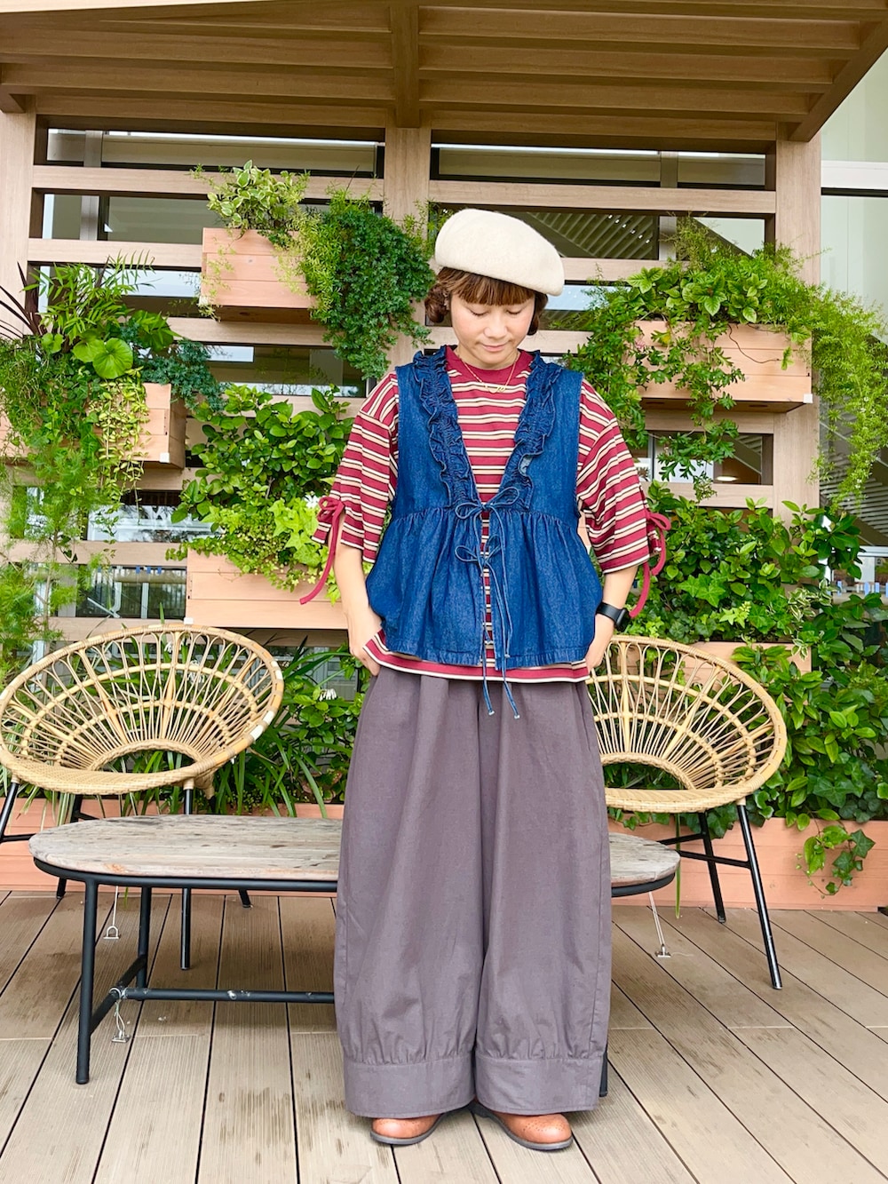 レッド系のTシャツ/カットソーを着用したレディースの冬コーディネートの2枚目の写真