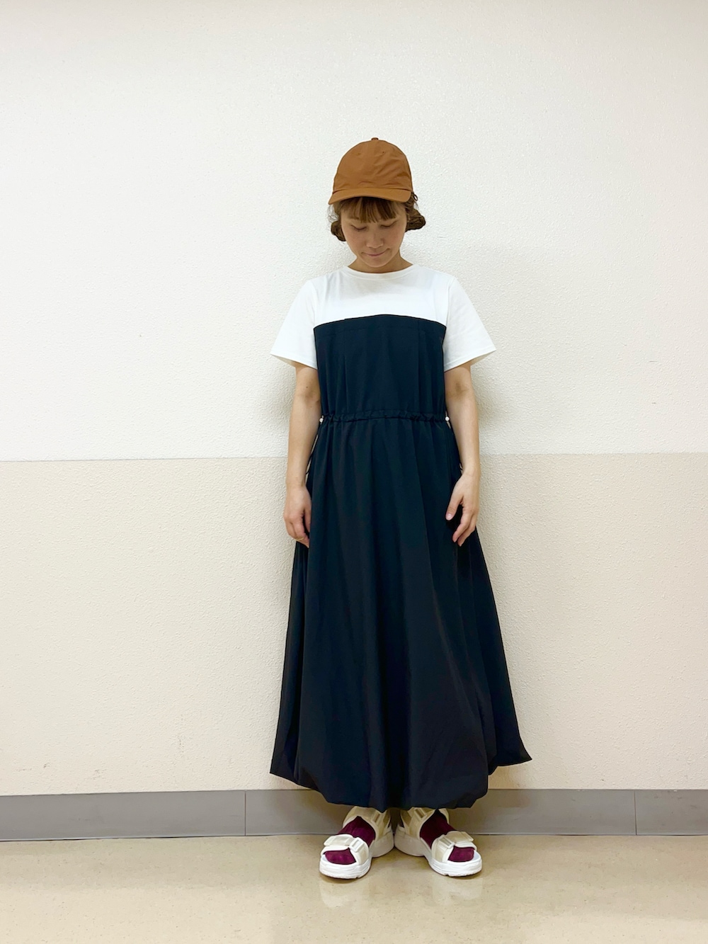 ブラウン系の帽子を着用したレディースの秋コーディネートの2枚目の写真