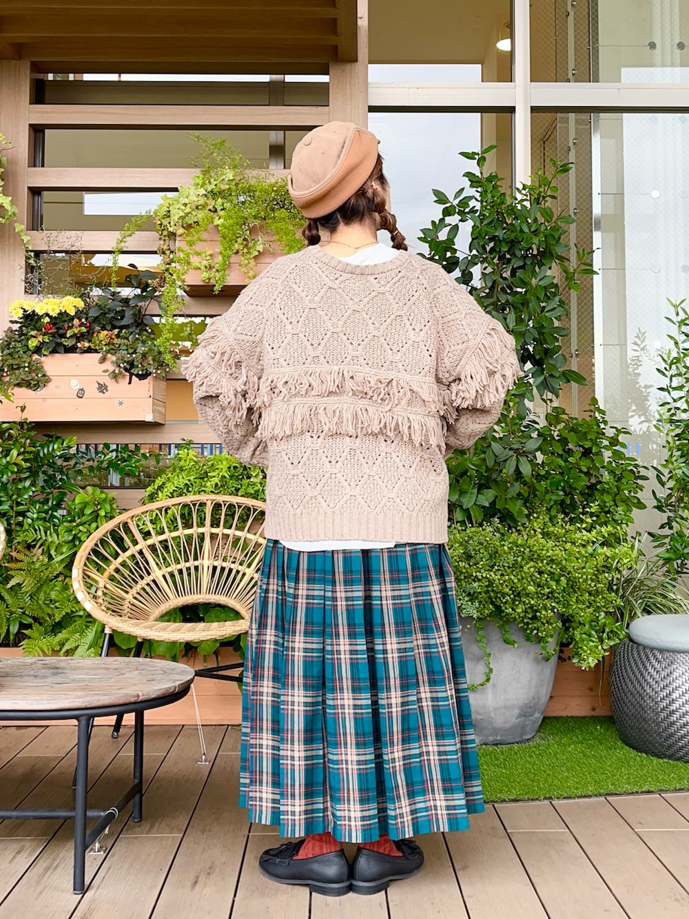 ベージュ系のカーディガン/ボレロを着用したレディースの春コーディネートの3枚目の写真