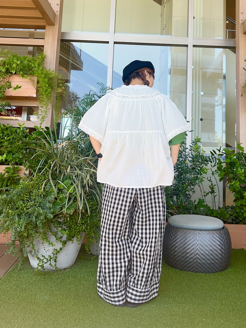 ブラック系のハットを着用したレディースの冬コーディネートの3枚目の写真