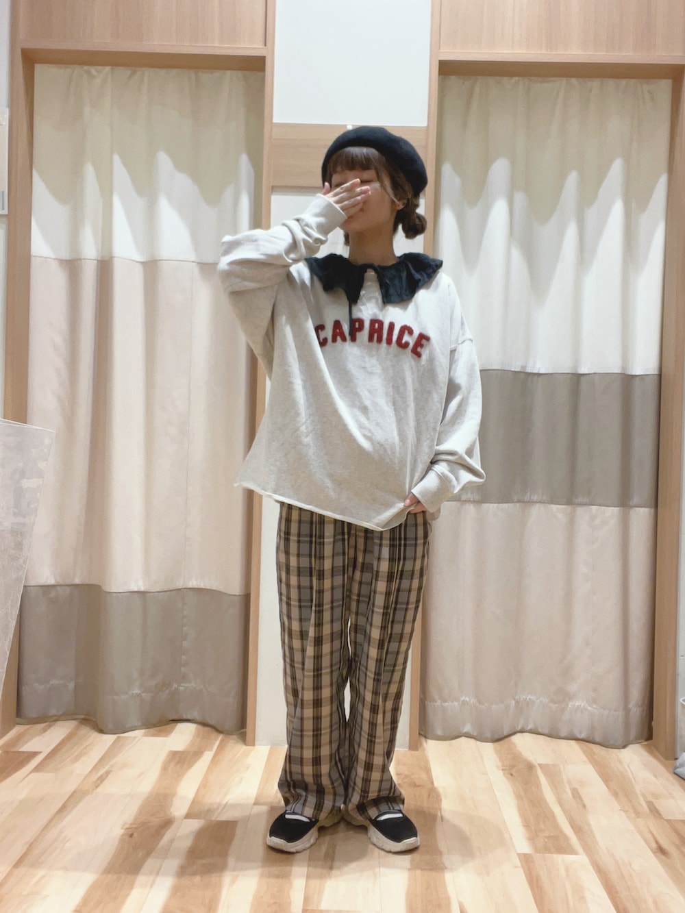 「お出かけコーデ、ゆるコーデ、秋冬、リラックススタイル、スニーカーコーデ、低身長コーデ、チェック、パンツコーデ、イオンモール浜松志都呂、サマンサ モスモス(Samansa Mos2)、ベレー帽推奨委員会、帽子かぶろう会、スウェットコーデ、チェックパンツ、襟付きブラウス」|「Samansa Mos2の【Slow linen】柄アソートフリルブラウス(シャツ/ブラウス、ブラック系)」を使った、も な こさん(レディース・152cm)の秋コーディネートの2枚目の写真