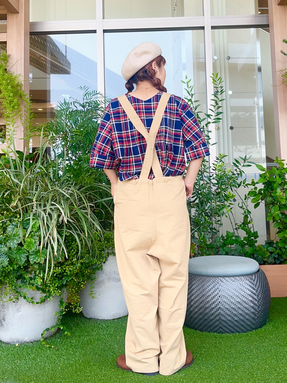 ベージュ系のオールインワン・サロペットを着用したレディースの冬コーディネートの3枚目の写真