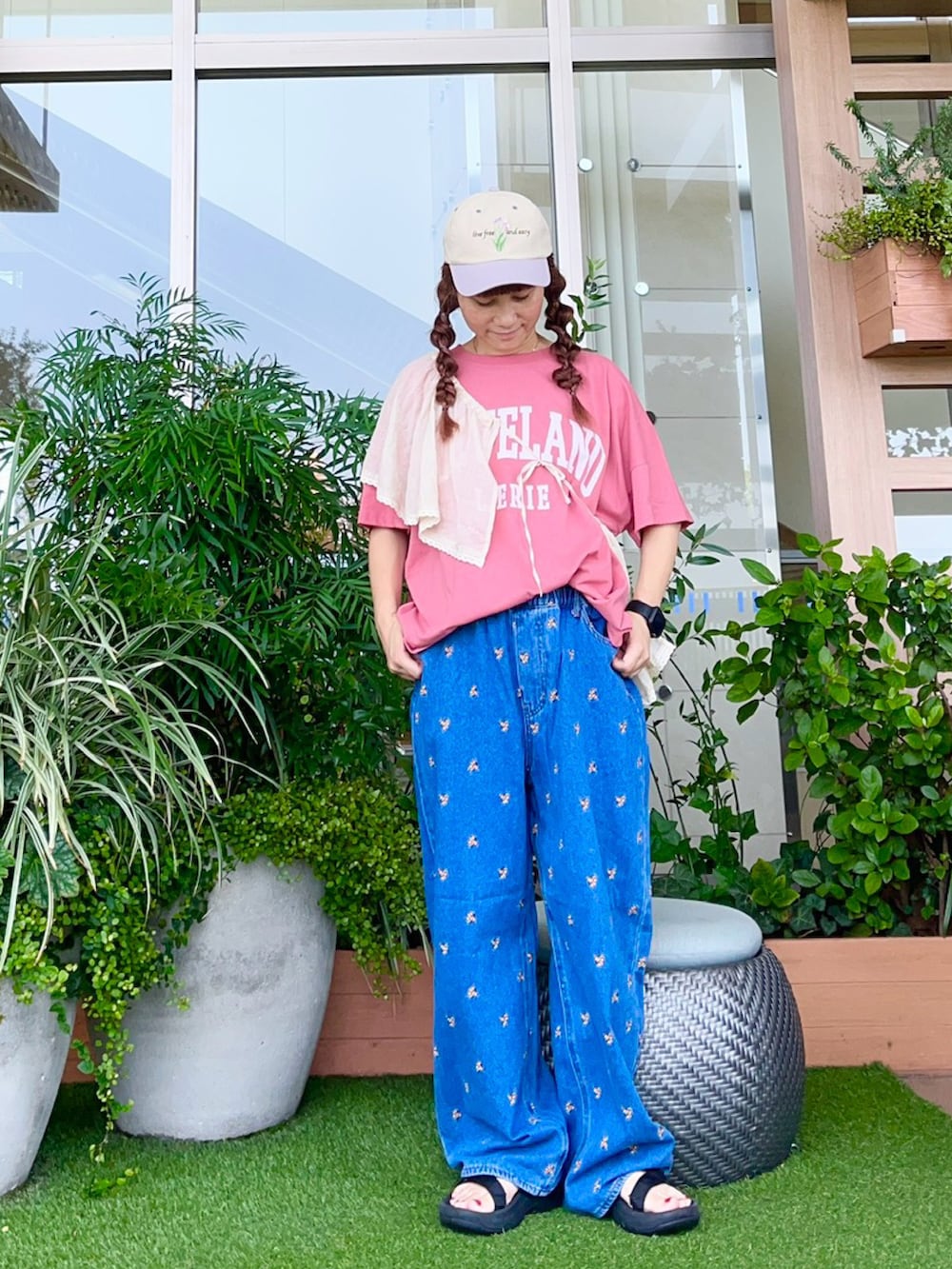 ブルー系のその他パンツを着用したレディースの冬コーディネートの2枚目の写真