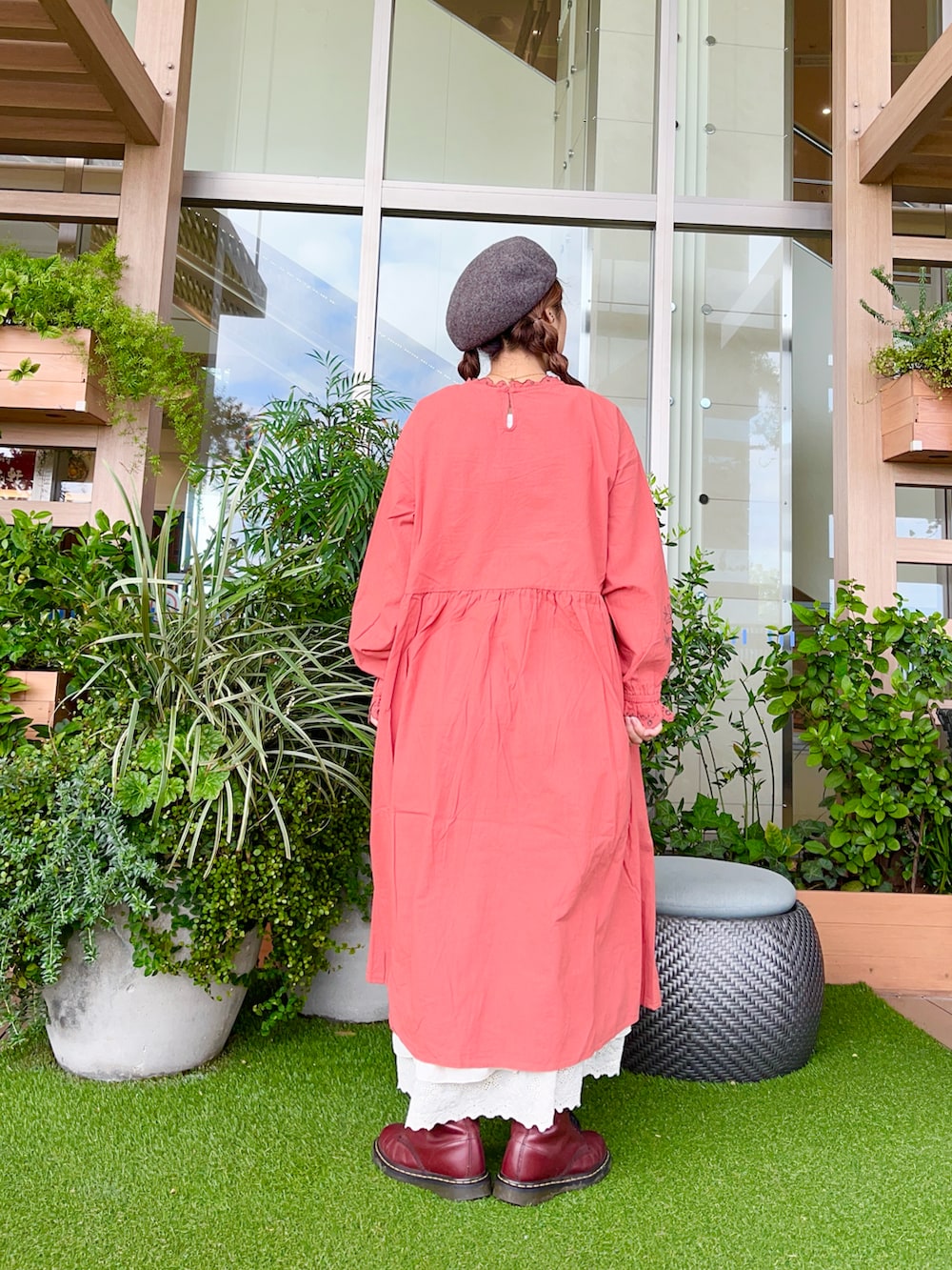 レッド系のワンピースを着用したレディースの冬コーディネートの3枚目の写真