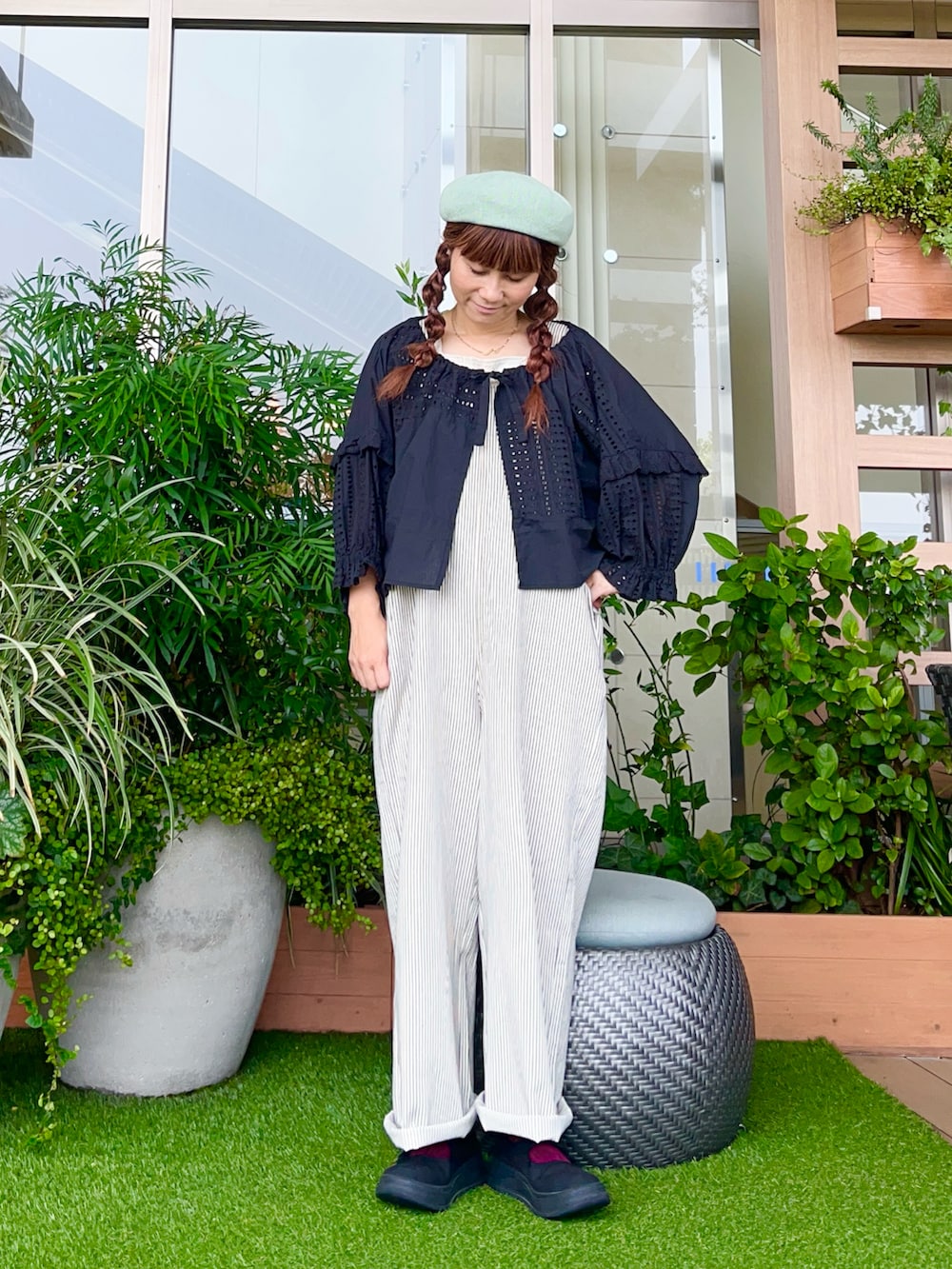 ホワイト系のサロペット/オーバーオールを着用したレディースの冬コーディネートの2枚目の写真