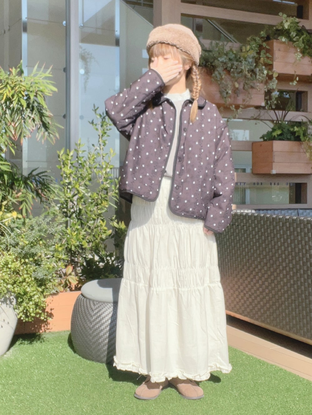 ベージュ系のシャツ/ブラウス、ホワイト系のスカート、ベージュ系のドレスシューズを着用したレディースの冬コーディネートの2枚目の写真