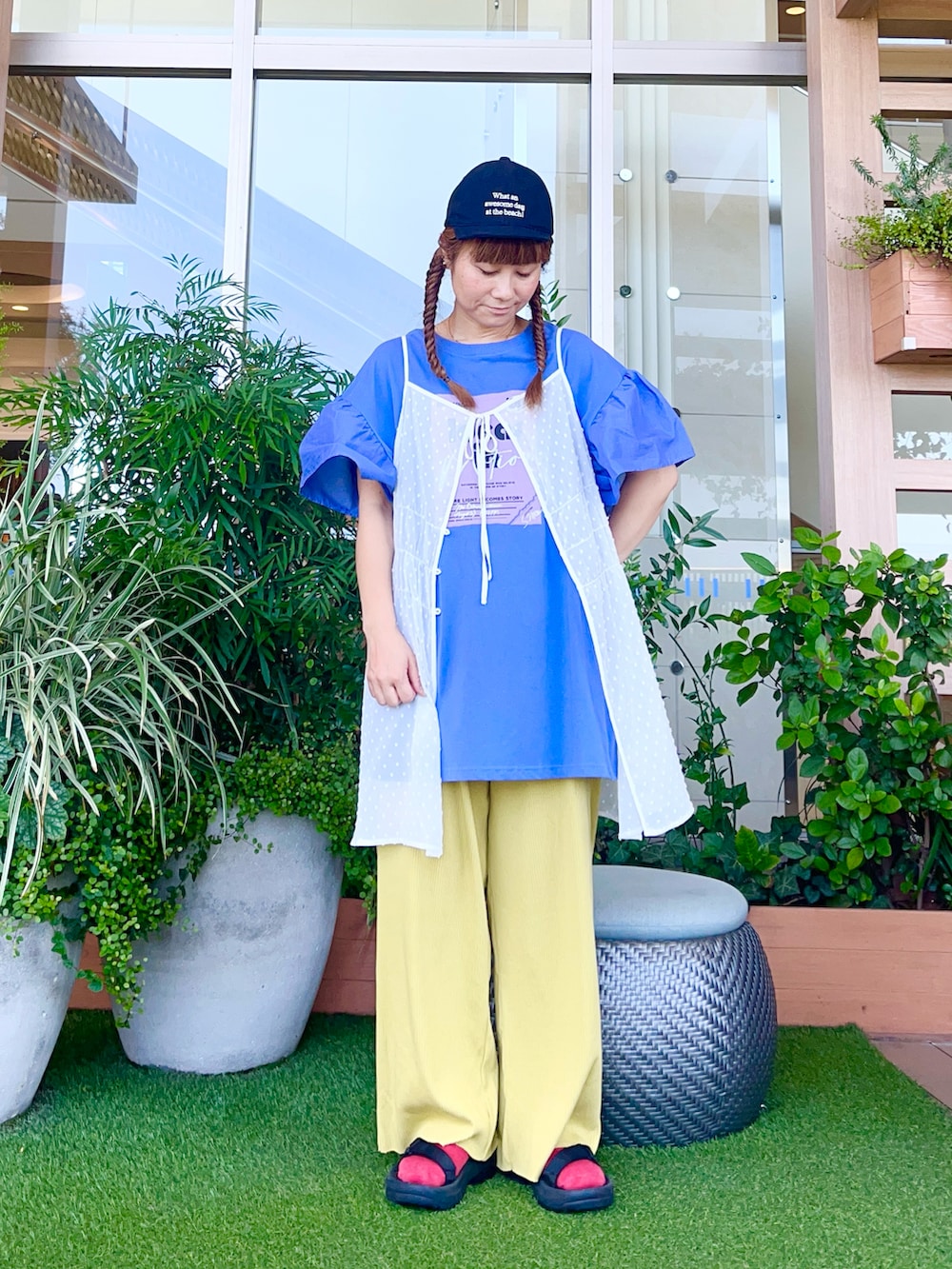 ブラック系のキャップを着用したレディースの冬コーディネートの2枚目の写真