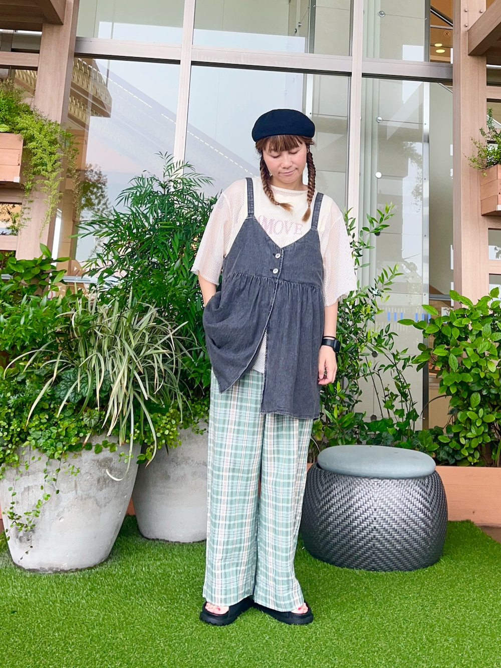 ブラック系の帽子を着用したレディースの冬コーディネートの2枚目の写真