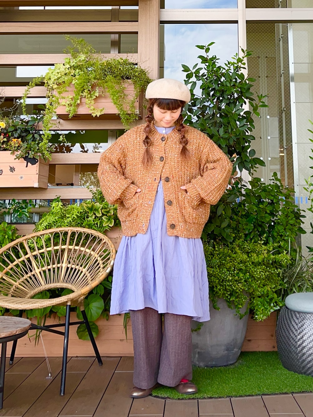 ブラウン系のカーディガン/ボレロを着用したレディースの春コーディネートの2枚目の写真