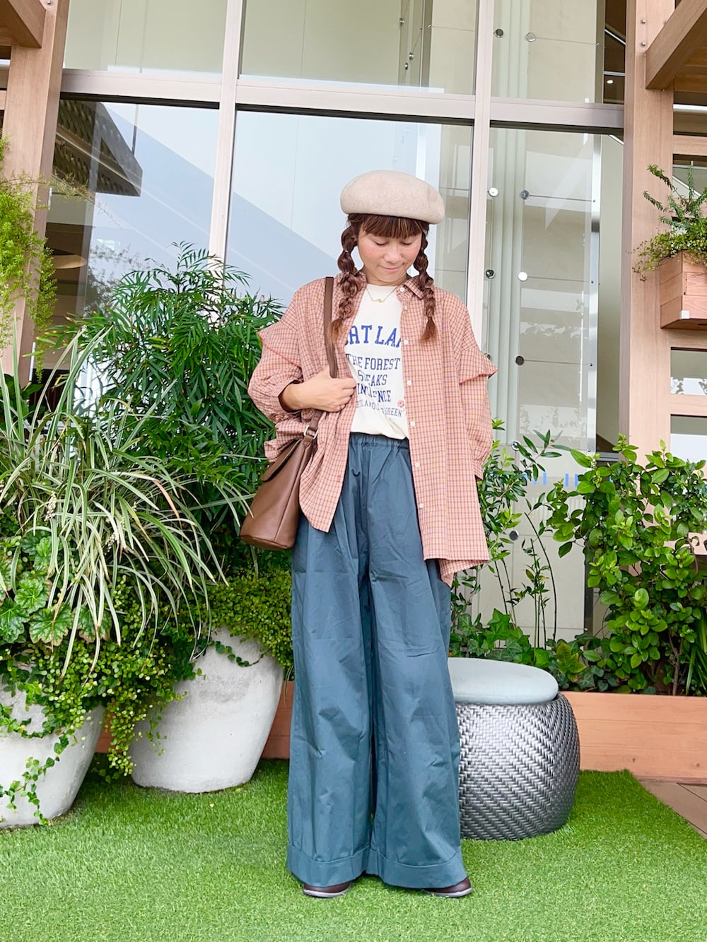 オレンジ系のシャツ/ブラウスを着用したレディースの冬コーディネートの2枚目の写真