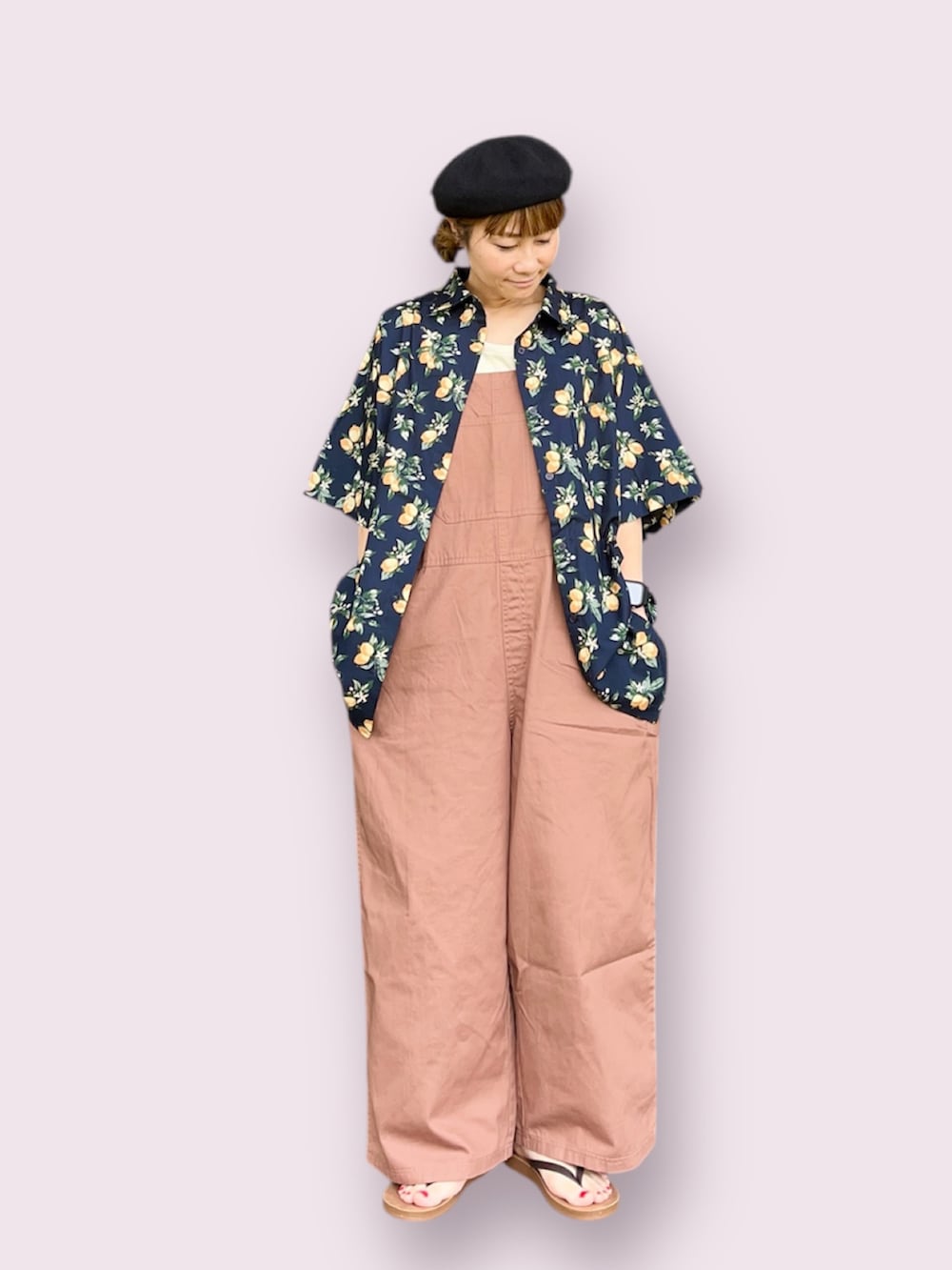 ブラック系のハットを着用したレディースの冬コーディネートの2枚目の写真