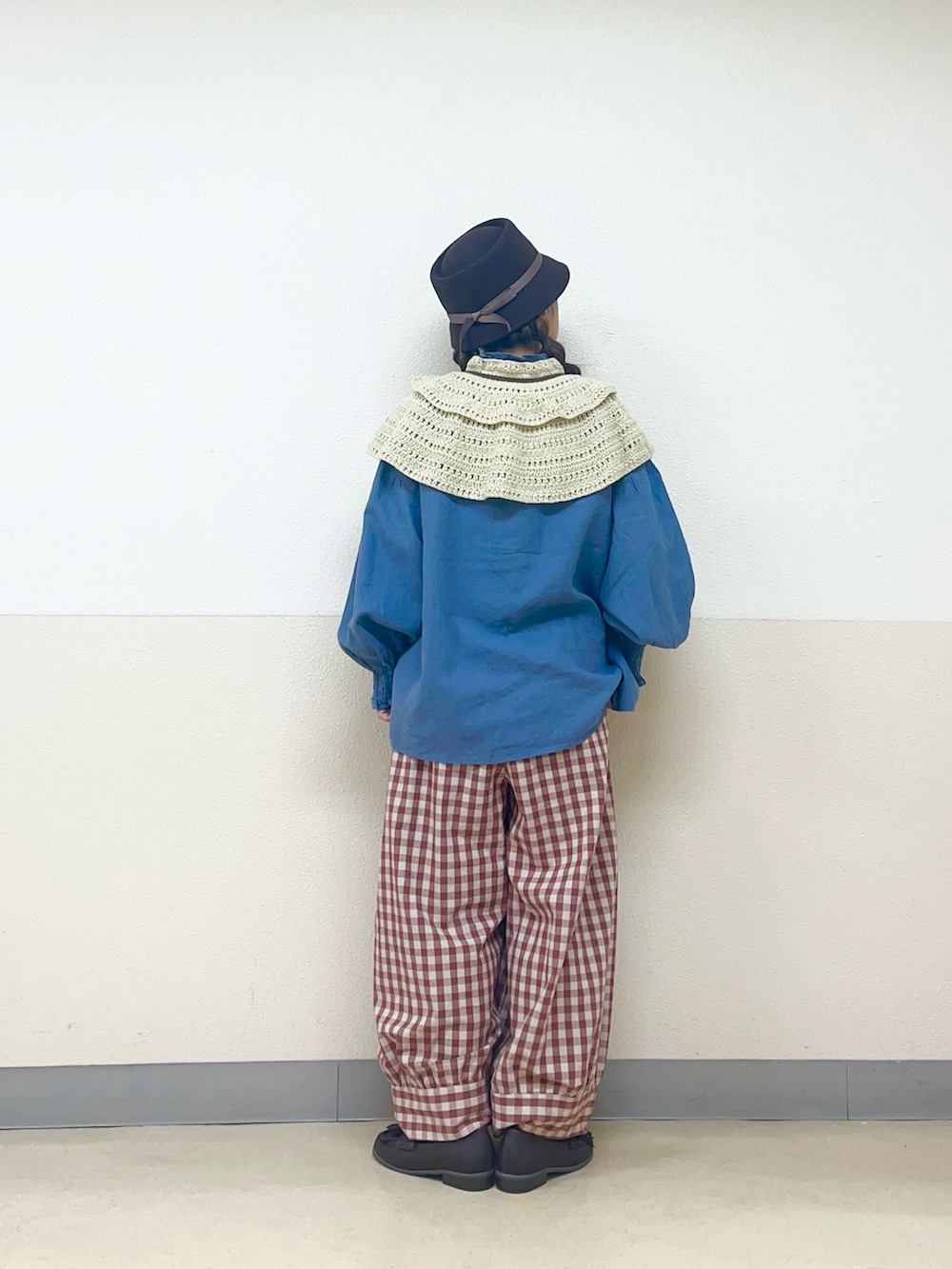 レッド系のその他パンツを着用したレディースの冬コーディネートの3枚目の写真