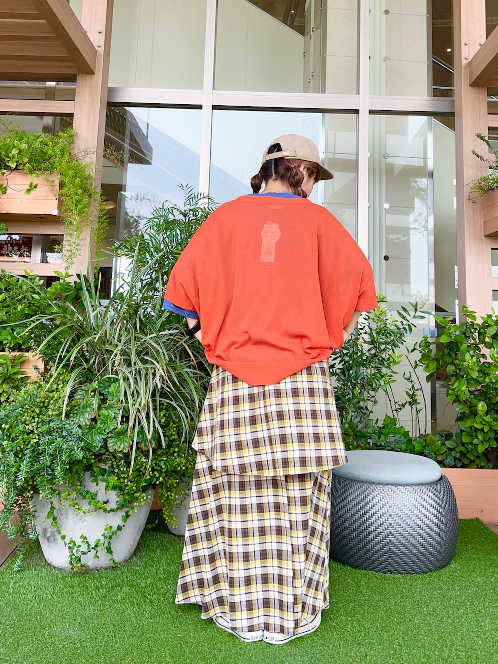 ブラウン系のスカートを着用したレディースの冬コーディネートの3枚目の写真