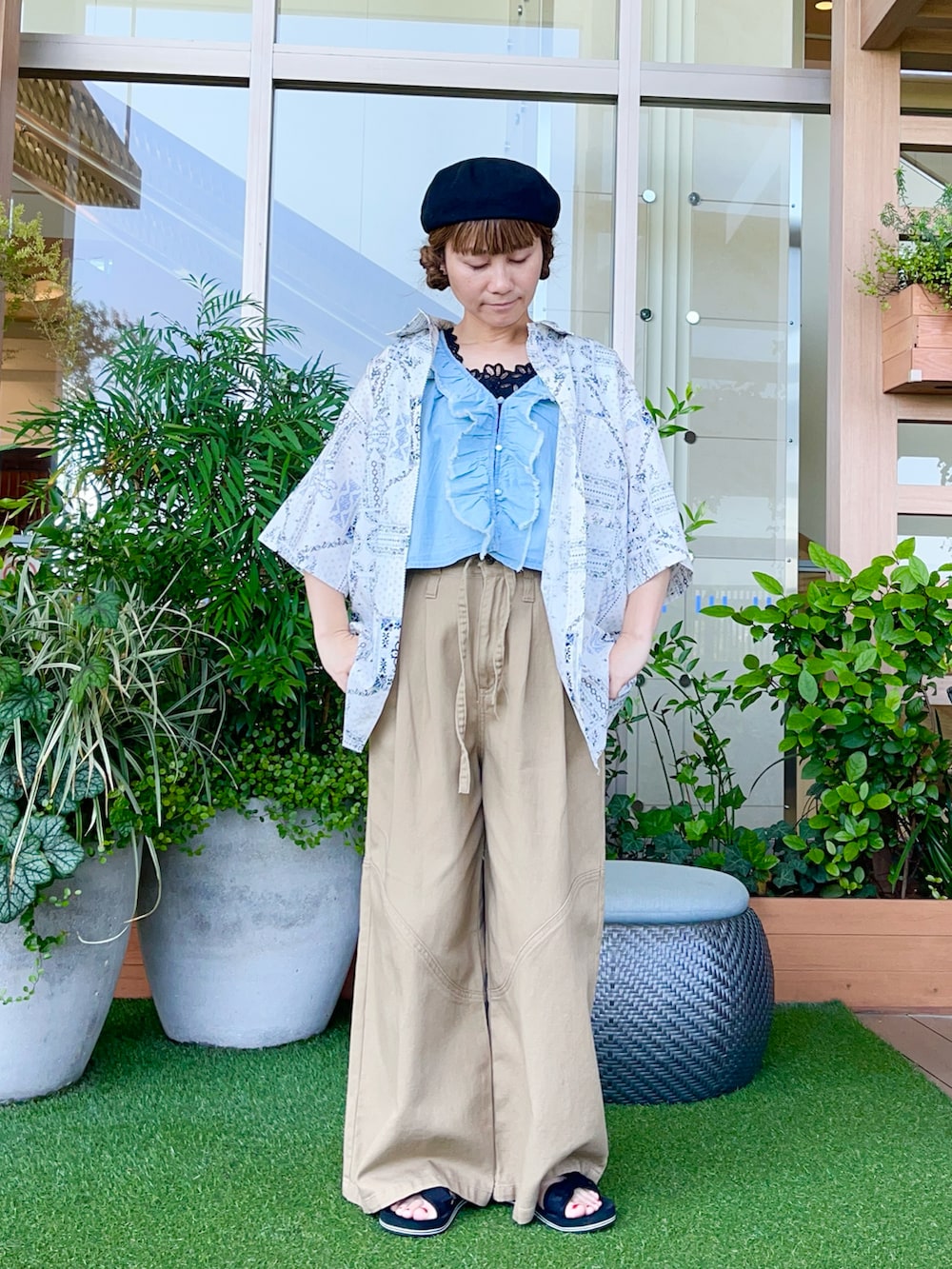 ブラック系のハットを着用したレディースの冬コーディネートの2枚目の写真