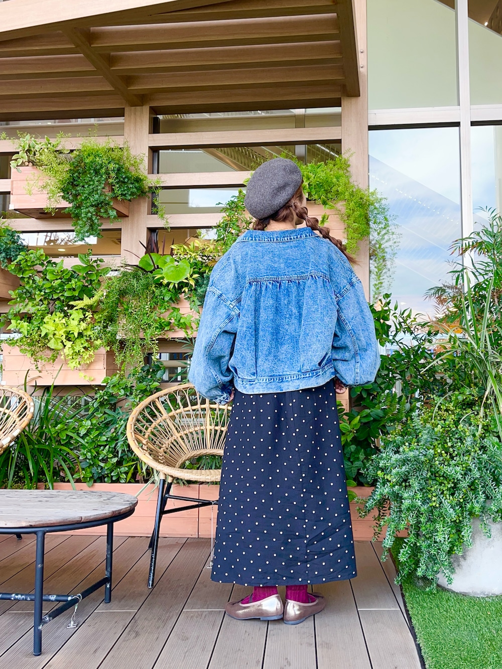 ブルー系のノーカラージャケットを着用したレディースの冬コーディネートの3枚目の写真