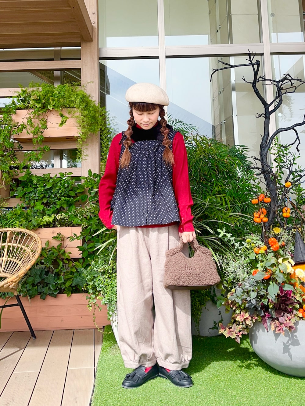 レッド系のニット/セーターを着用したレディースの春コーディネートの2枚目の写真