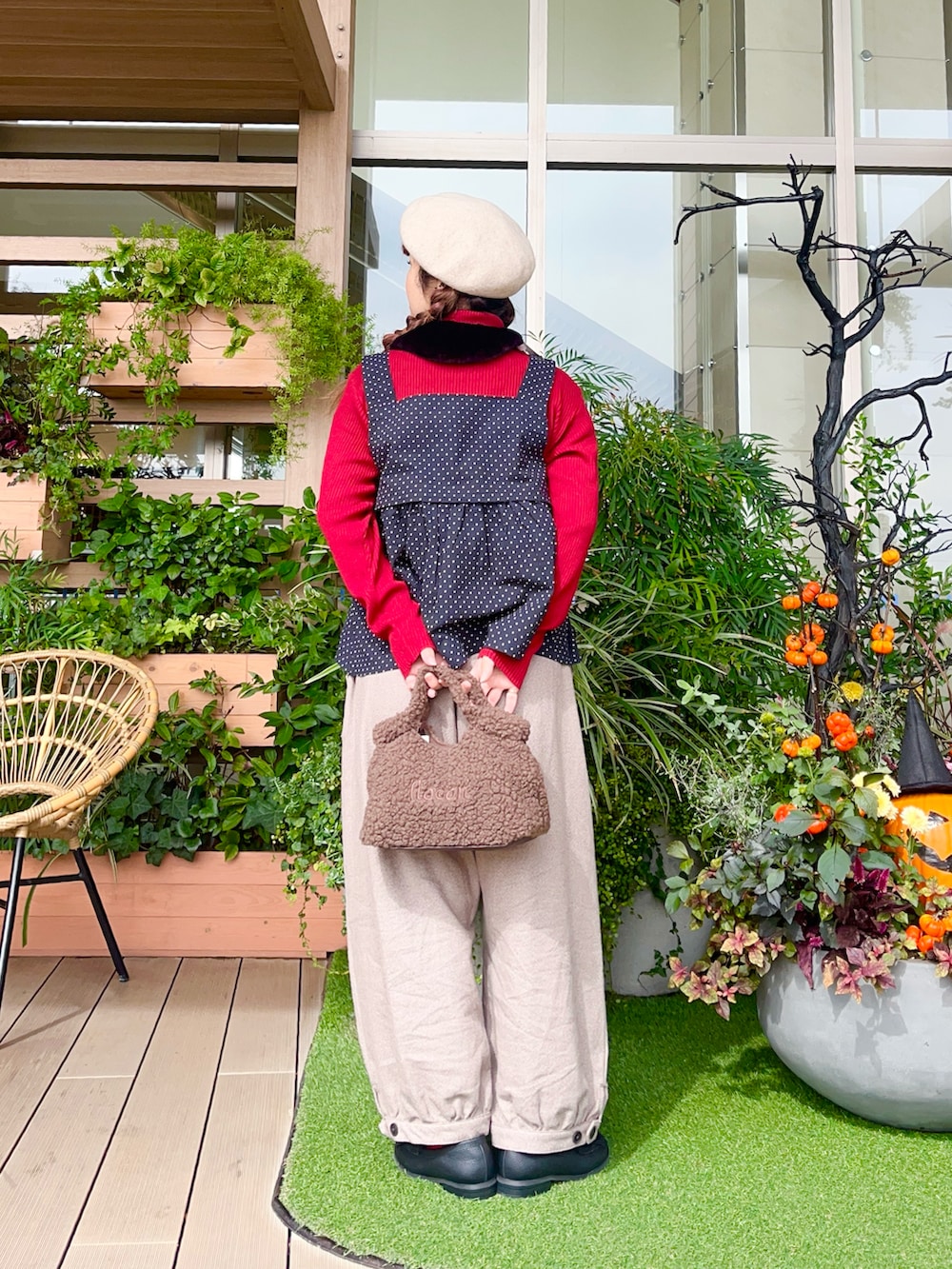 レッド系のニット/セーターを着用したレディースの春コーディネートの3枚目の写真