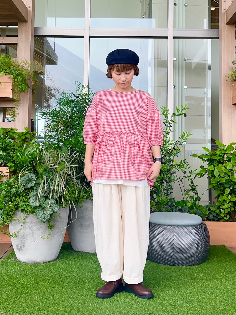 ブラック系のハットを着用したレディースの冬コーディネートの2枚目の写真