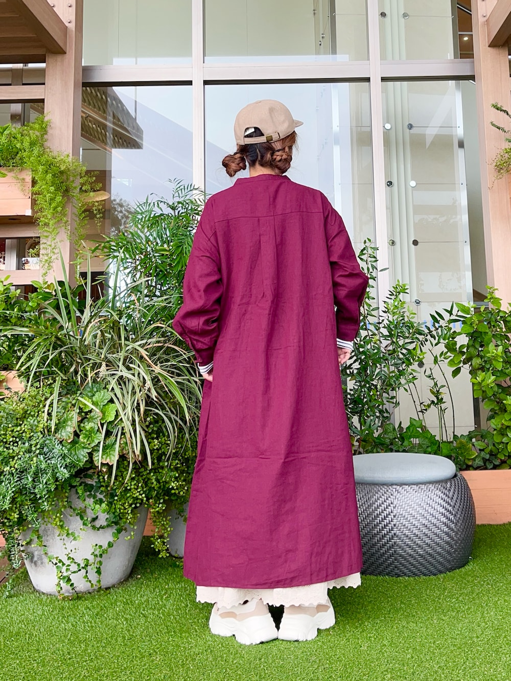 レッド系のワンピース/ドレスを着用したレディースの冬コーディネートの3枚目の写真