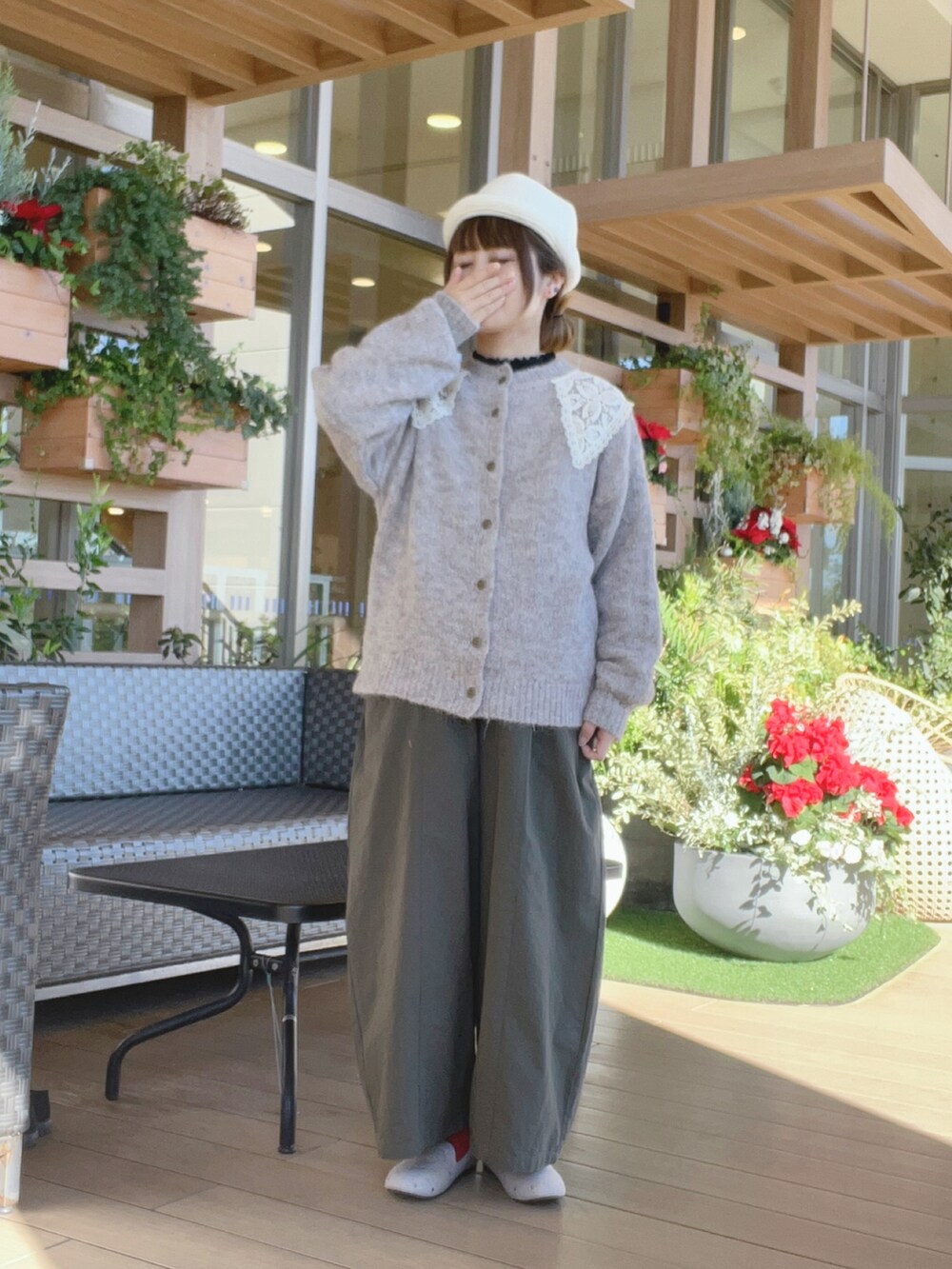 「冬コーデ、パンツスタイル、ゆるコーデ、低身長女子、低身長コーデ、タートルネック、ガーリー、イオンモール浜松志都呂、サマンサ モスモス(Samansa Mos2)、帽子かぶろう会、ニットカーディガン、レース貼りニット」｜「Samansa Mos2の【消臭効果】フェルトロールワッチ（ハット、ホワイト系）」を使った、も  な  こさん（レディース・152cm）の冬コーディネートの2枚目の写真
