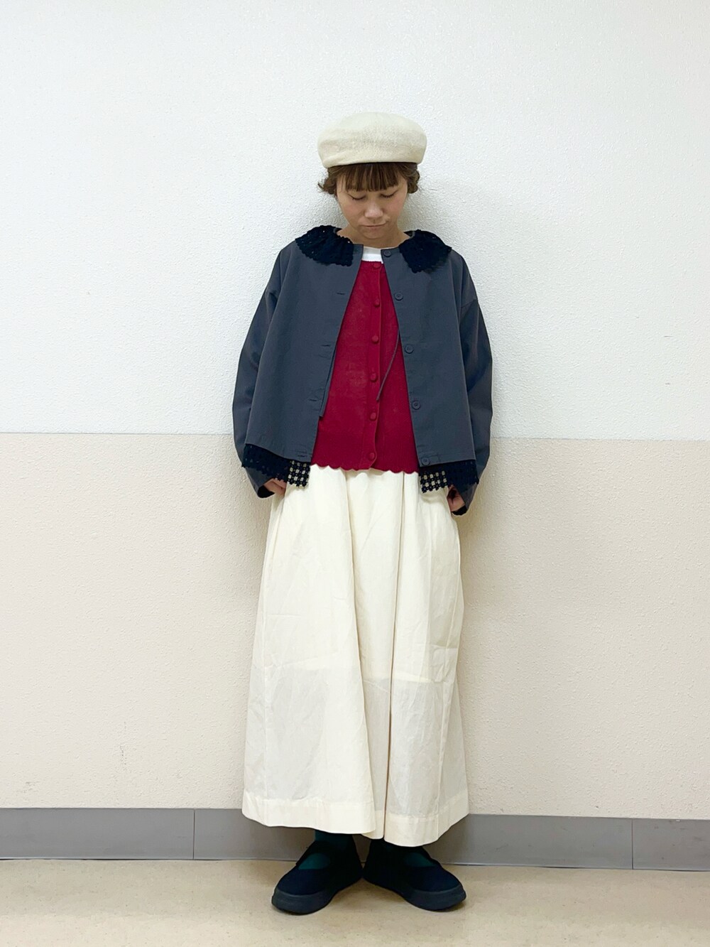 グレー系のジャケット/アウター、レッド系のカーディガン/ボレロ、ホワイト系のワンピースを着用したレディースの春コーディネートの2枚目の写真