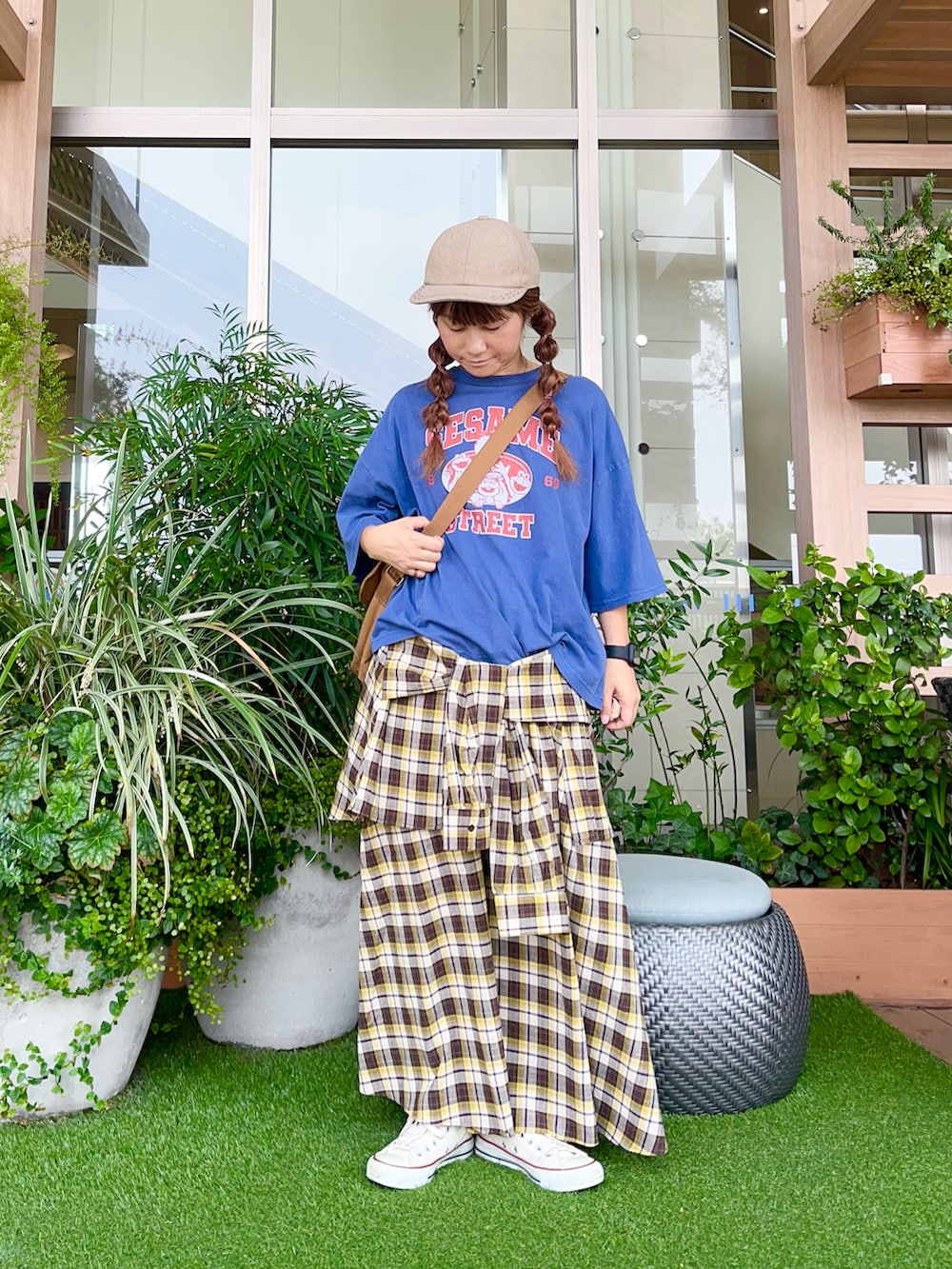 イエロー系のスカートを着用したレディースの冬コーディネートの2枚目の写真