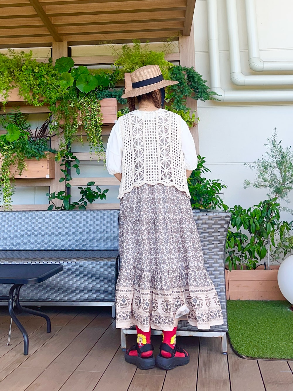 ベージュ系の帽子を着用したレディースの冬コーディネートの3枚目の写真