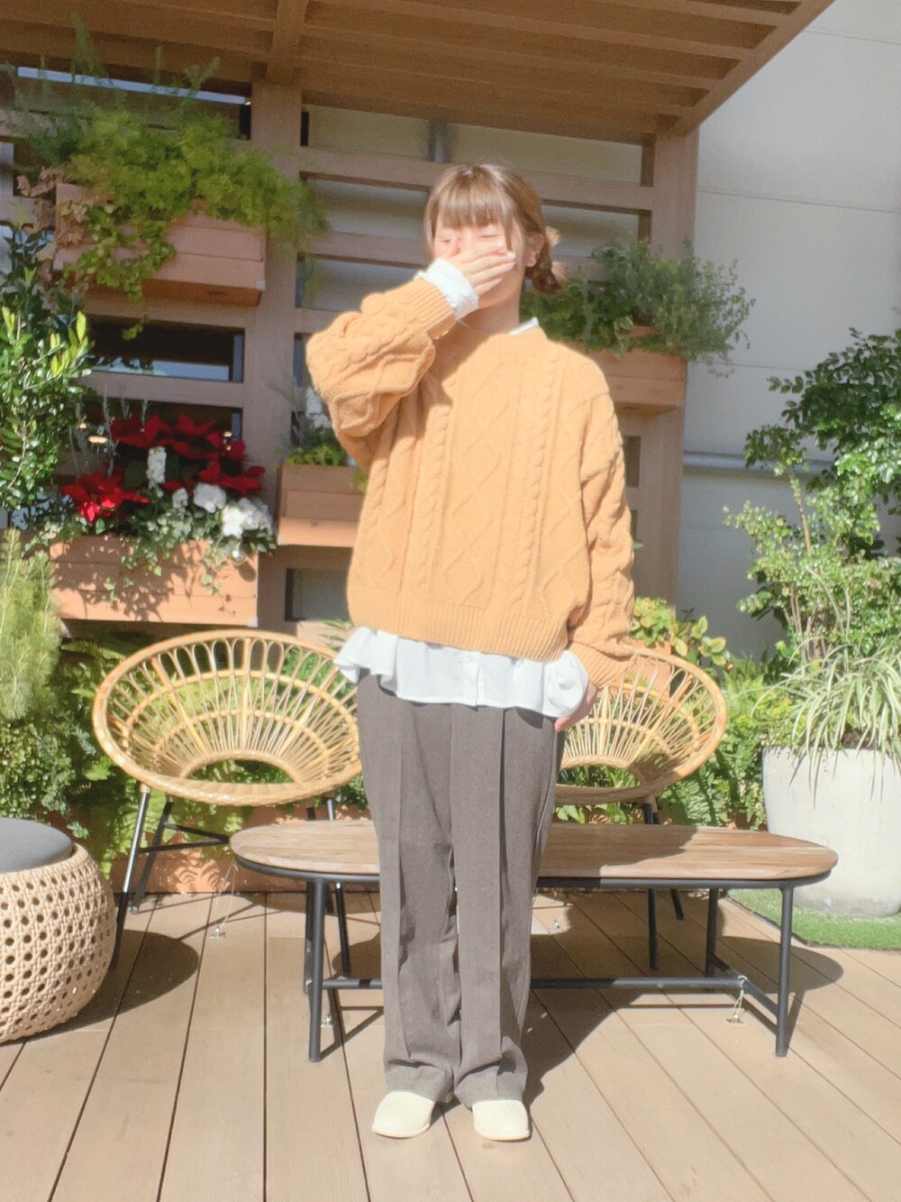 「冬コーデ、オトナカジュアル、カジュアルスタイル、パンツスタイル、オトナ女子、きれいめコーデ、イオンモール浜松志都呂、サマンサモスモスブルー、ツインお団子」｜「Samansa Mos2 blueの【帯電防止】マットモールニットプルオーバー（ニット/セーター、オレンジ系）」を使った、も  な  こさん（レディース・152cm）の冬コーディネートの2枚目の写真
