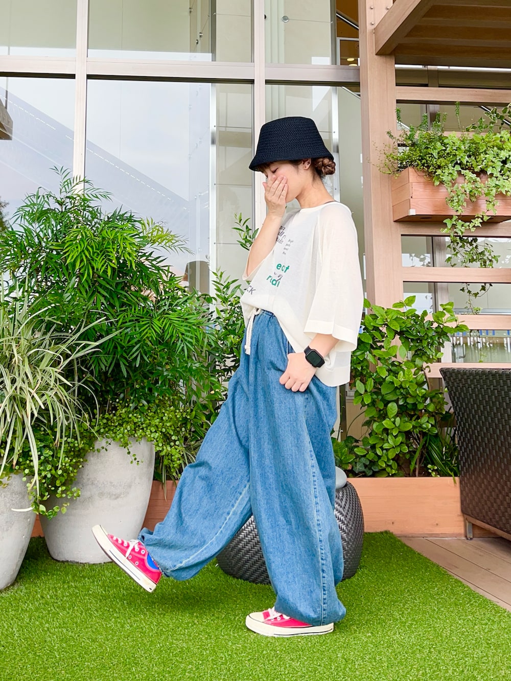 ホワイト系のニット/セーターを着用したレディースの冬コーディネートの2枚目の写真