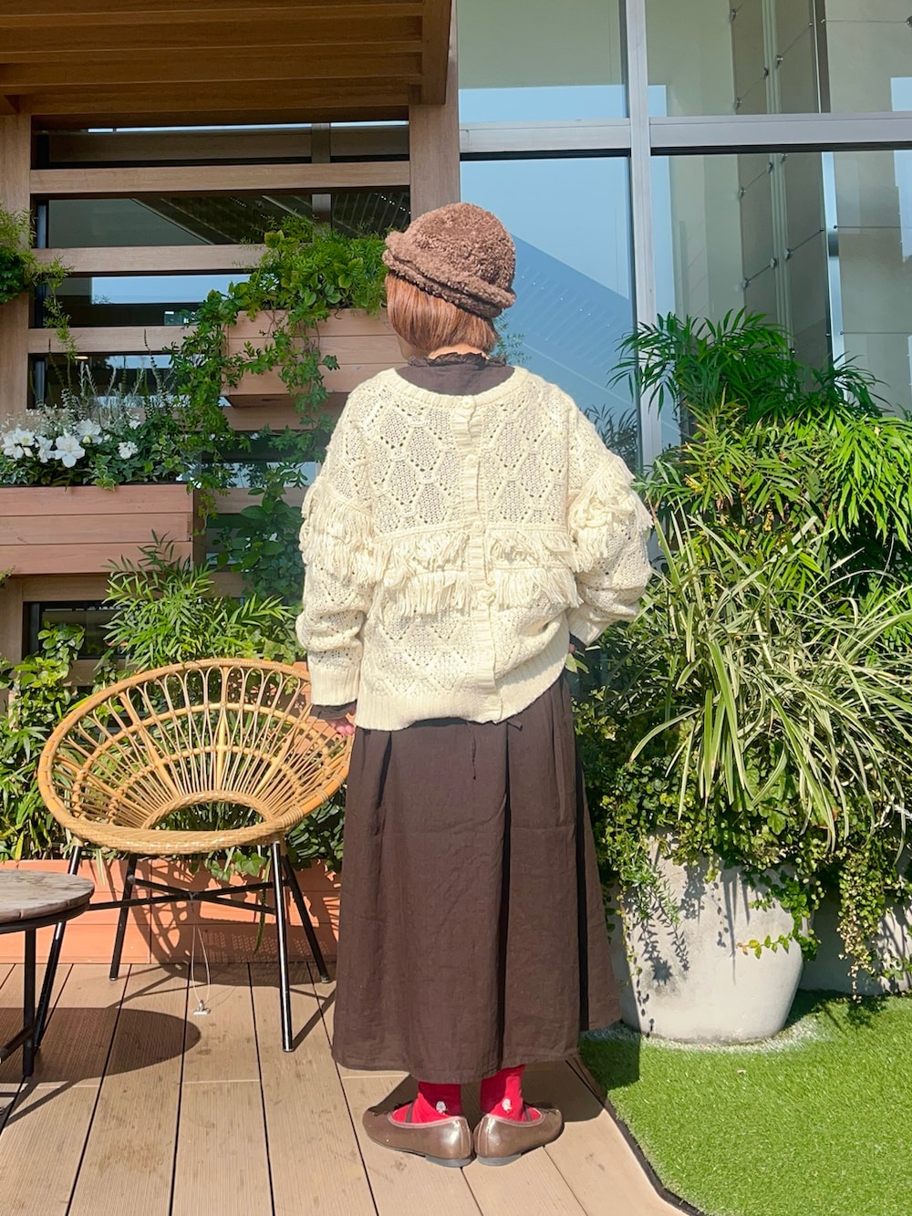 レッド系のニット/セーターを着用したレディースの春コーディネートの3枚目の写真