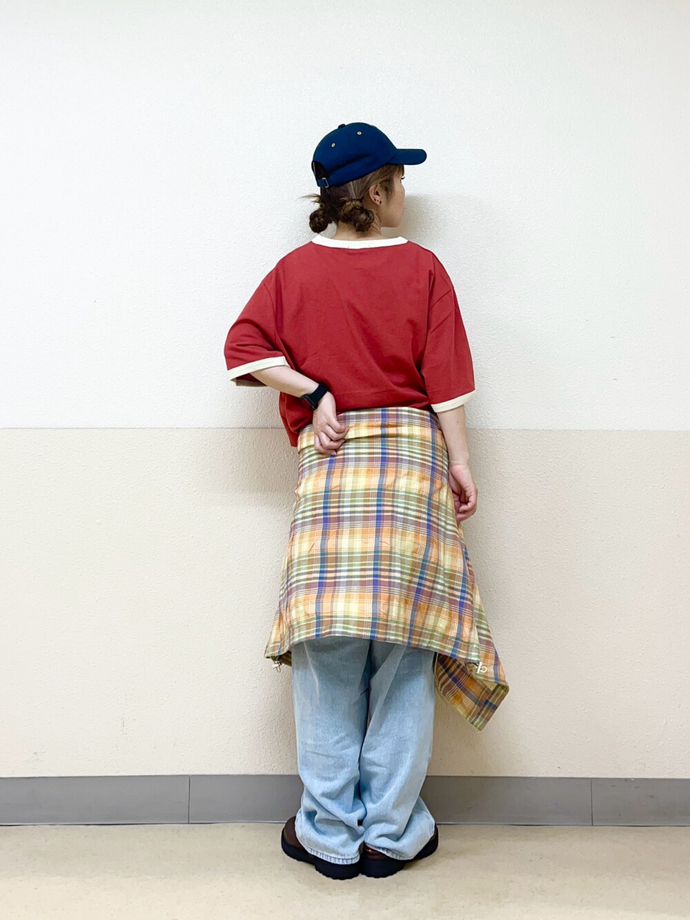 ブルー系のハットを着用したレディースの夏コーディネートの3枚目の写真