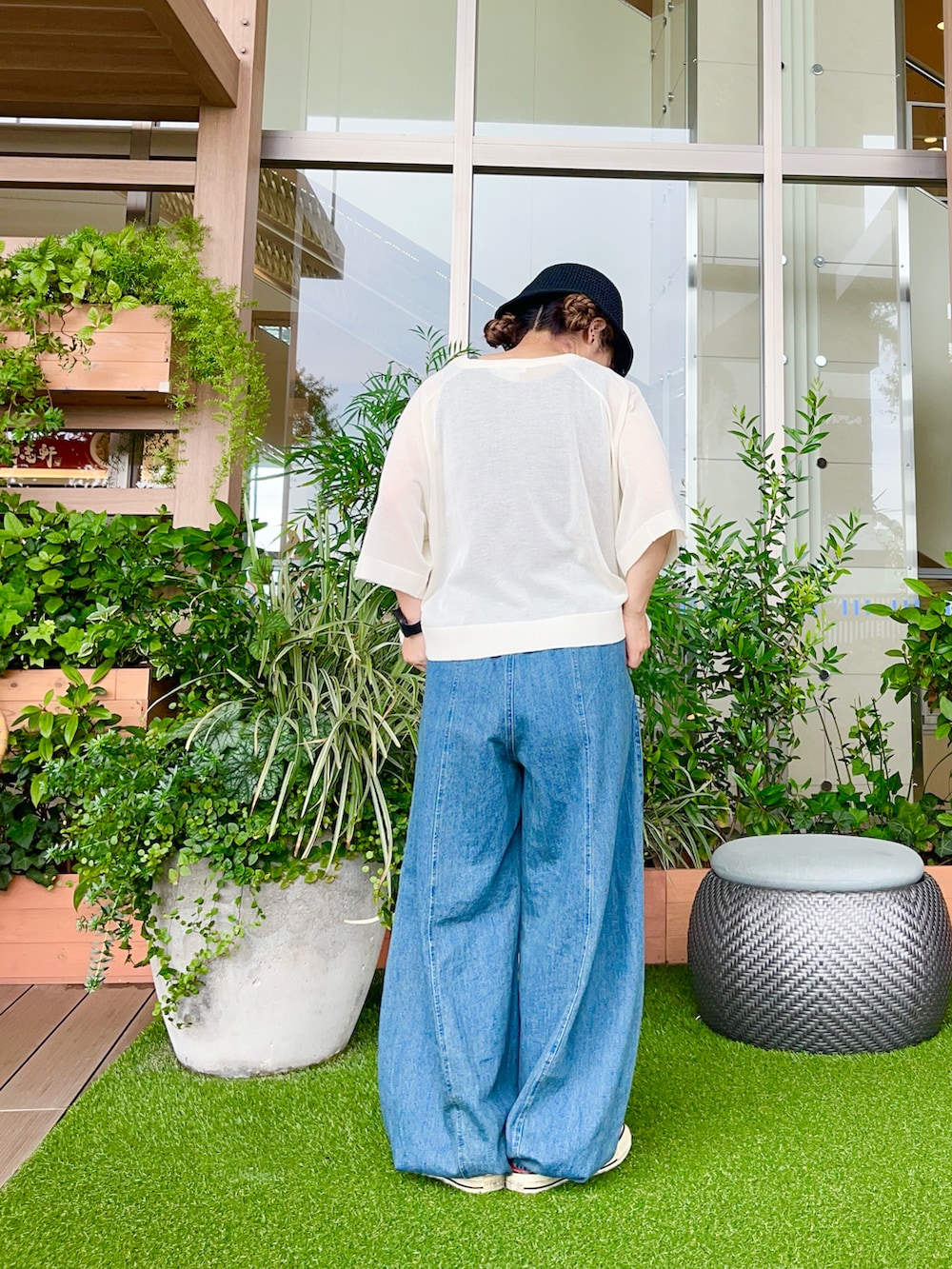 ホワイト系のニット/セーターを着用したレディースの冬コーディネートの3枚目の写真