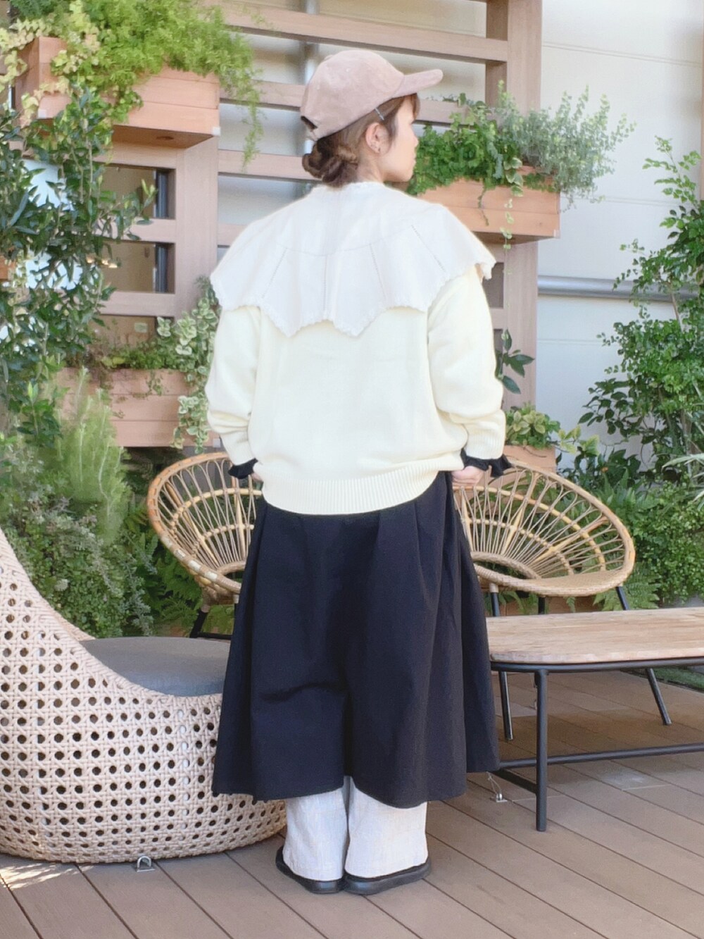「パンツコーデ、ゆるコーデ、カラーニット、キャップコーデ、帽子かぶろう会、スニーカーコーデ、イオンモール浜松志都呂、サマンサ モスモス(Samansa Mos2)、低身長コーデ、ズルズル、ロゴニット」｜「Samansa Mos2のコーデュロイキャップ（ハット、ベージュ系）」を使った、も  な  こさん（レディース・152cm）の秋コーディネートの3枚目の写真