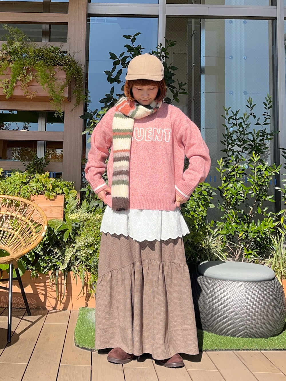 ピンク系のニット/セーターを着用したレディースの春コーディネートの2枚目の写真