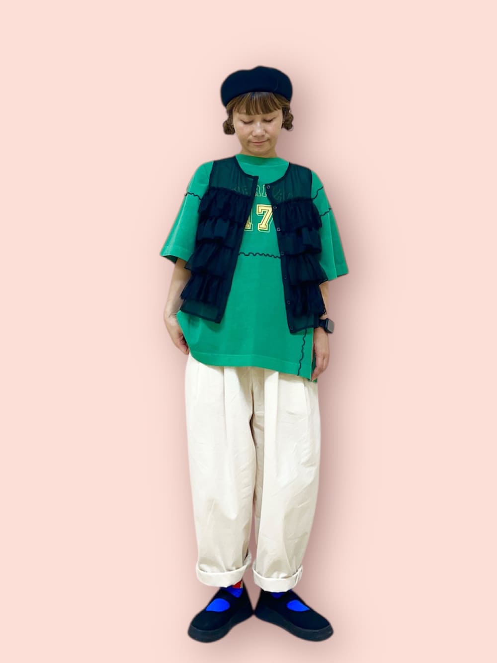 ブラック系のハットを着用したレディースの冬コーディネートの2枚目の写真