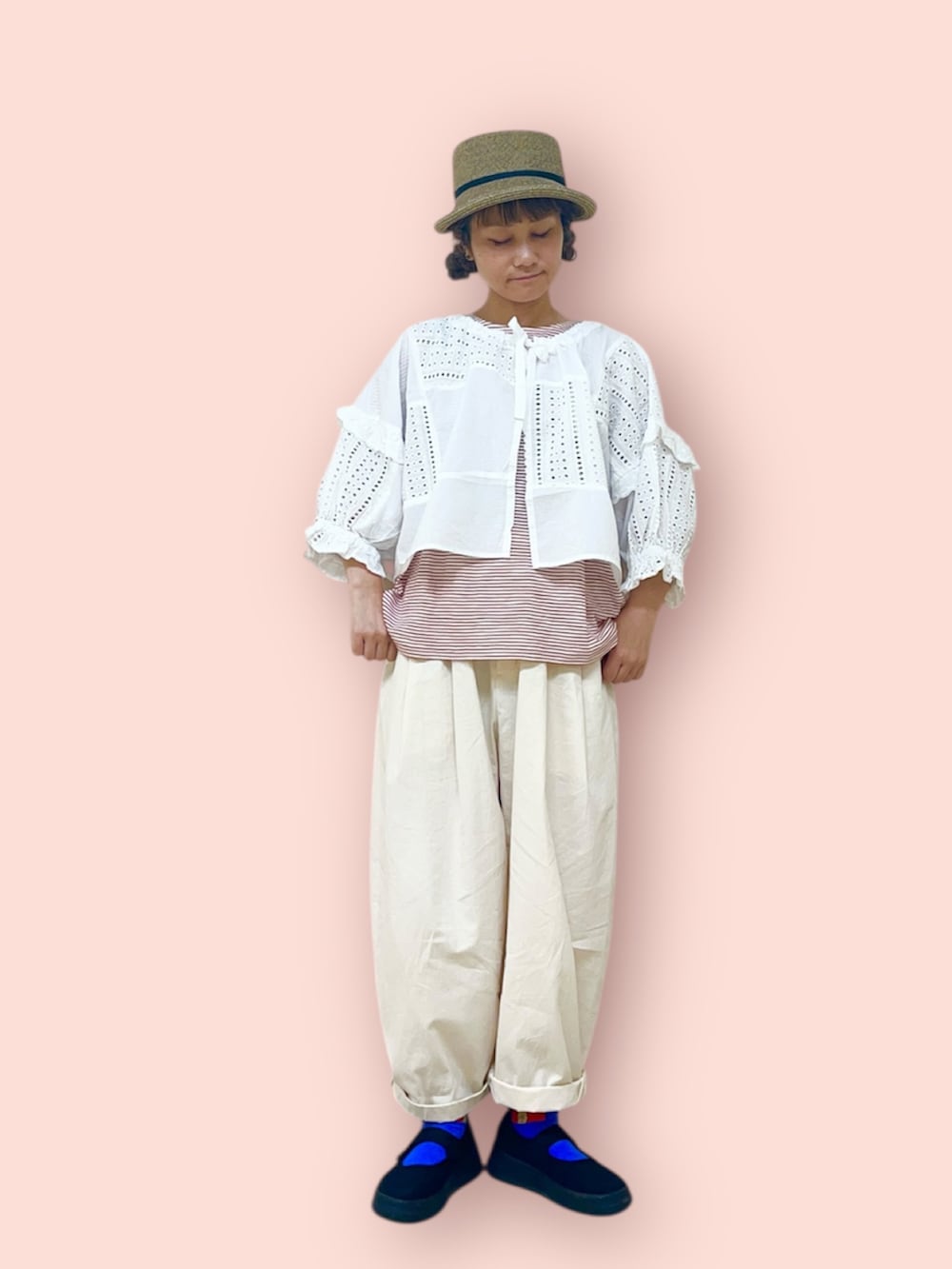 ブラウン系のハットを着用したレディースの冬コーディネートの2枚目の写真