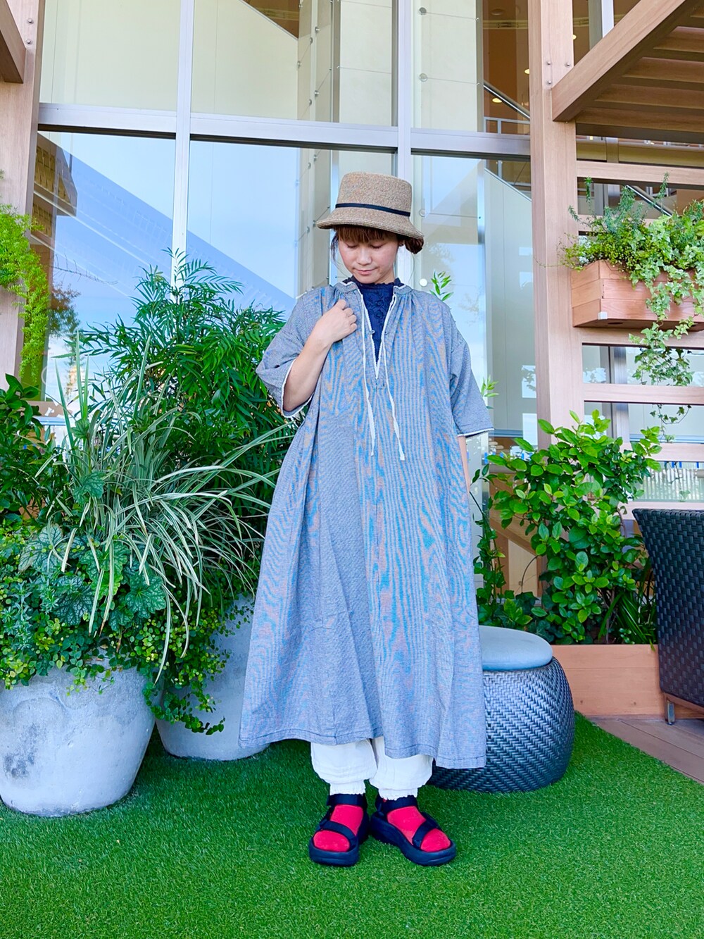 ベージュ系のハットを着用したレディースの冬コーディネートの2枚目の写真