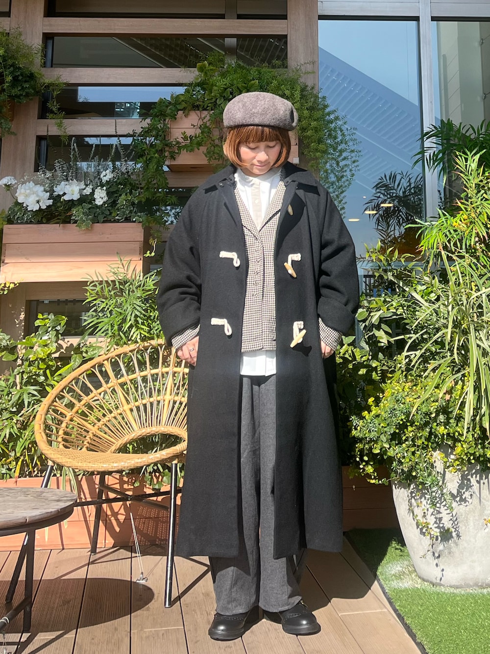 ブラック系のその他アウターを着用したレディースの春コーディネートの2枚目の写真