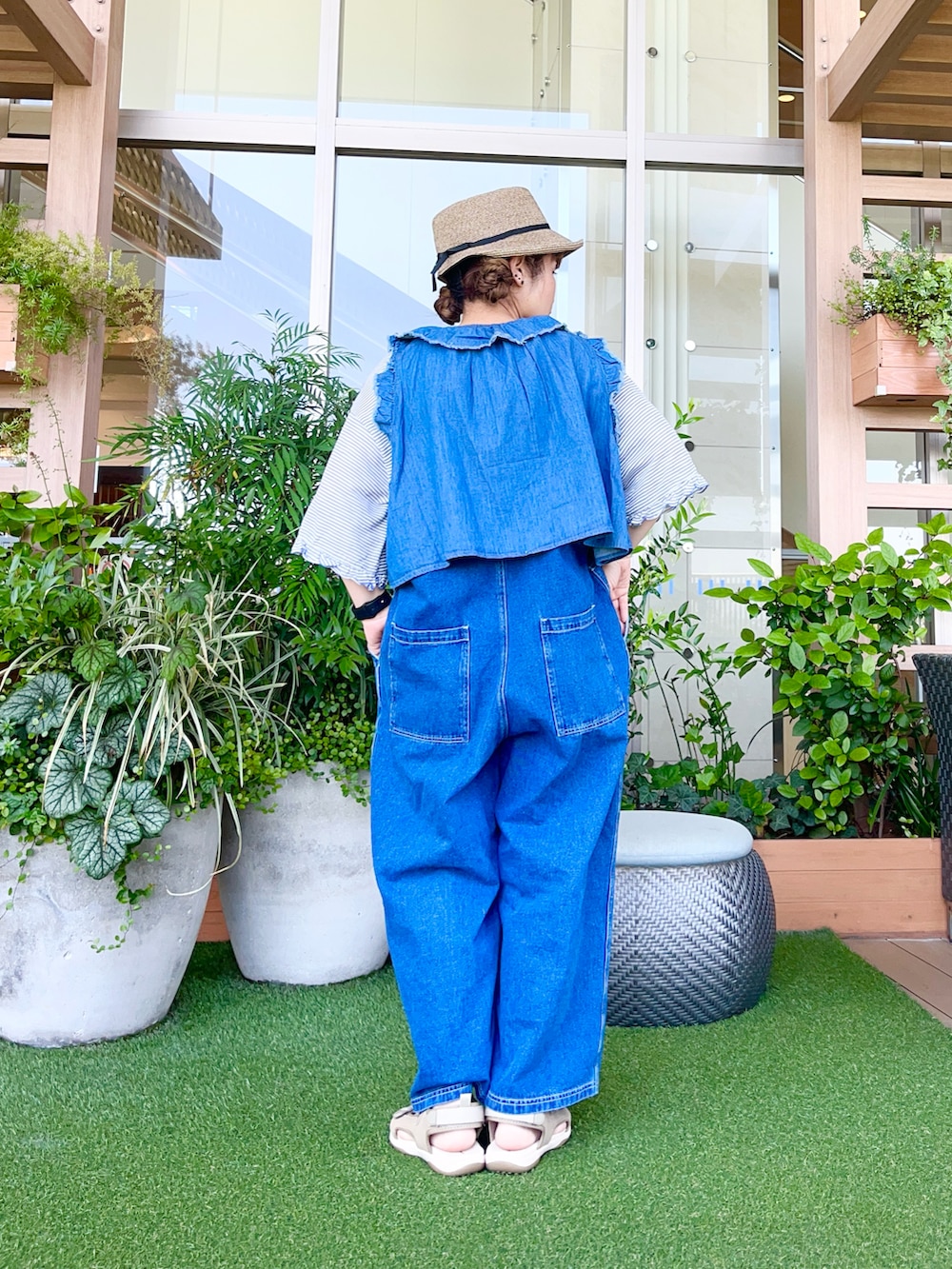 ブラウン系のハットを着用したレディースの冬コーディネートの3枚目の写真