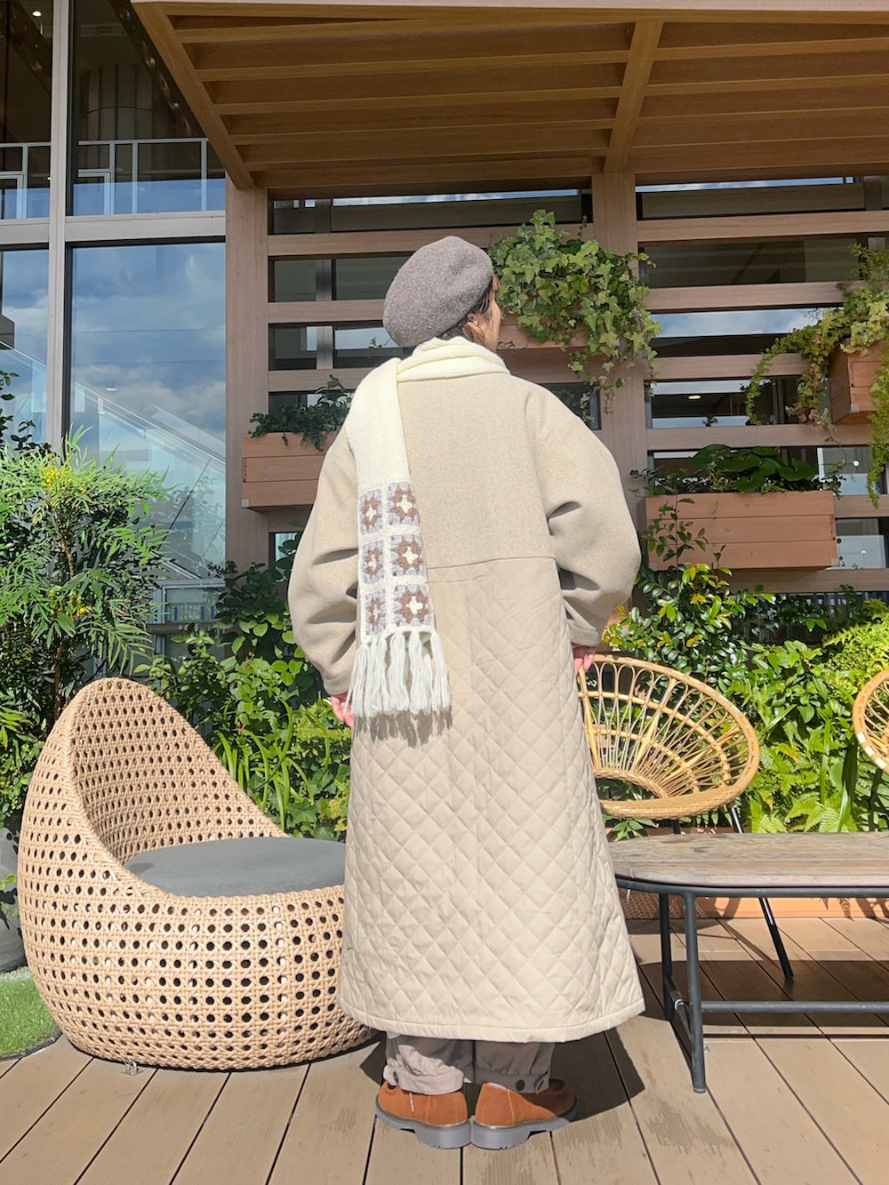 ベージュ系のその他アウターを着用したレディースの春コーディネートの3枚目の写真