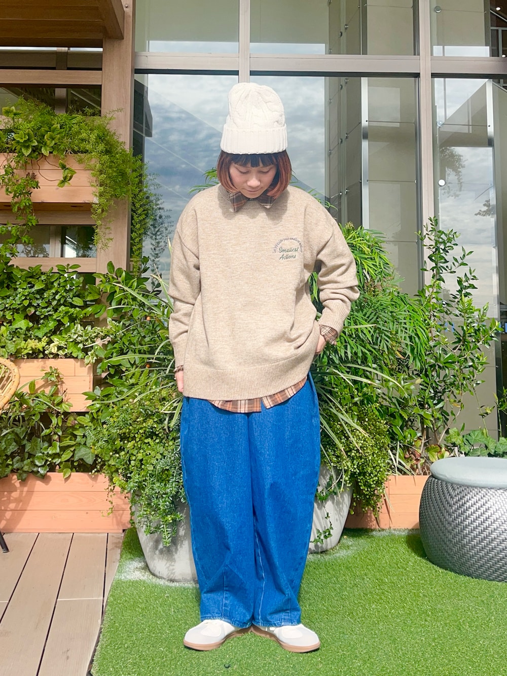 ベージュ系のニット/セーターを着用したレディースの春コーディネートの2枚目の写真