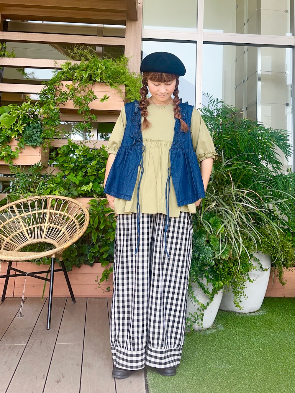 ブルー系のベストを着用したレディースの冬コーディネートの2枚目の写真