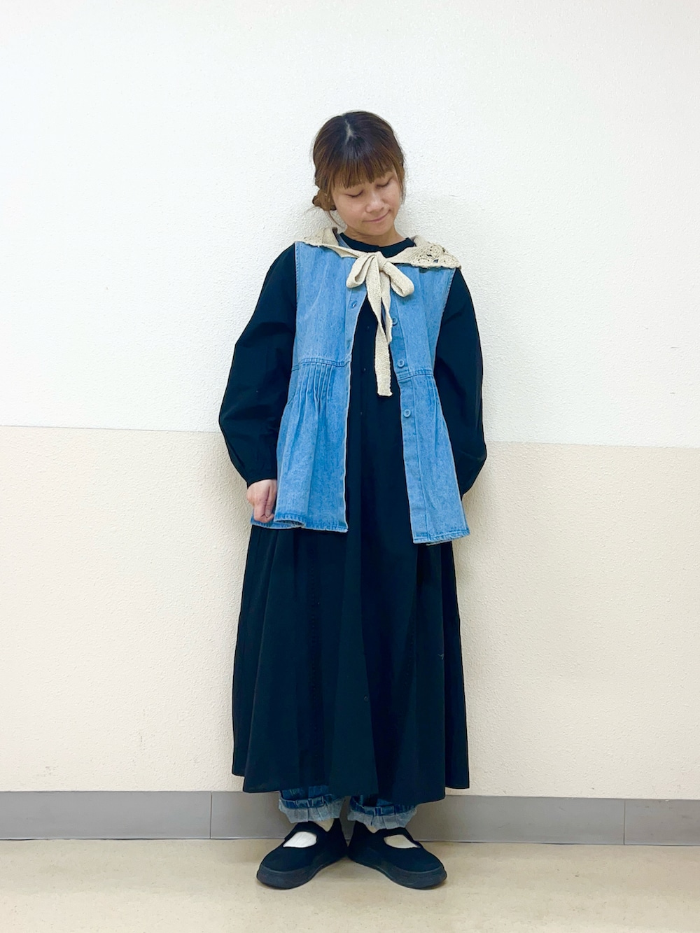 「デニム、シャツワンピース×デニム、シャツワンピース、ワンストラップシューズ、デニムパンツ、ベスト、イオンモール浜松志都呂、サマンサ モスモス(Samansa Mos2)、低身長コーデ、低身長女子」｜「Samansa Mos2のアイテム（ファッション雑貨、ホワイト系）」を使った、も  な  こさん（レディース・152cm）の春コーディネートの2枚目の写真