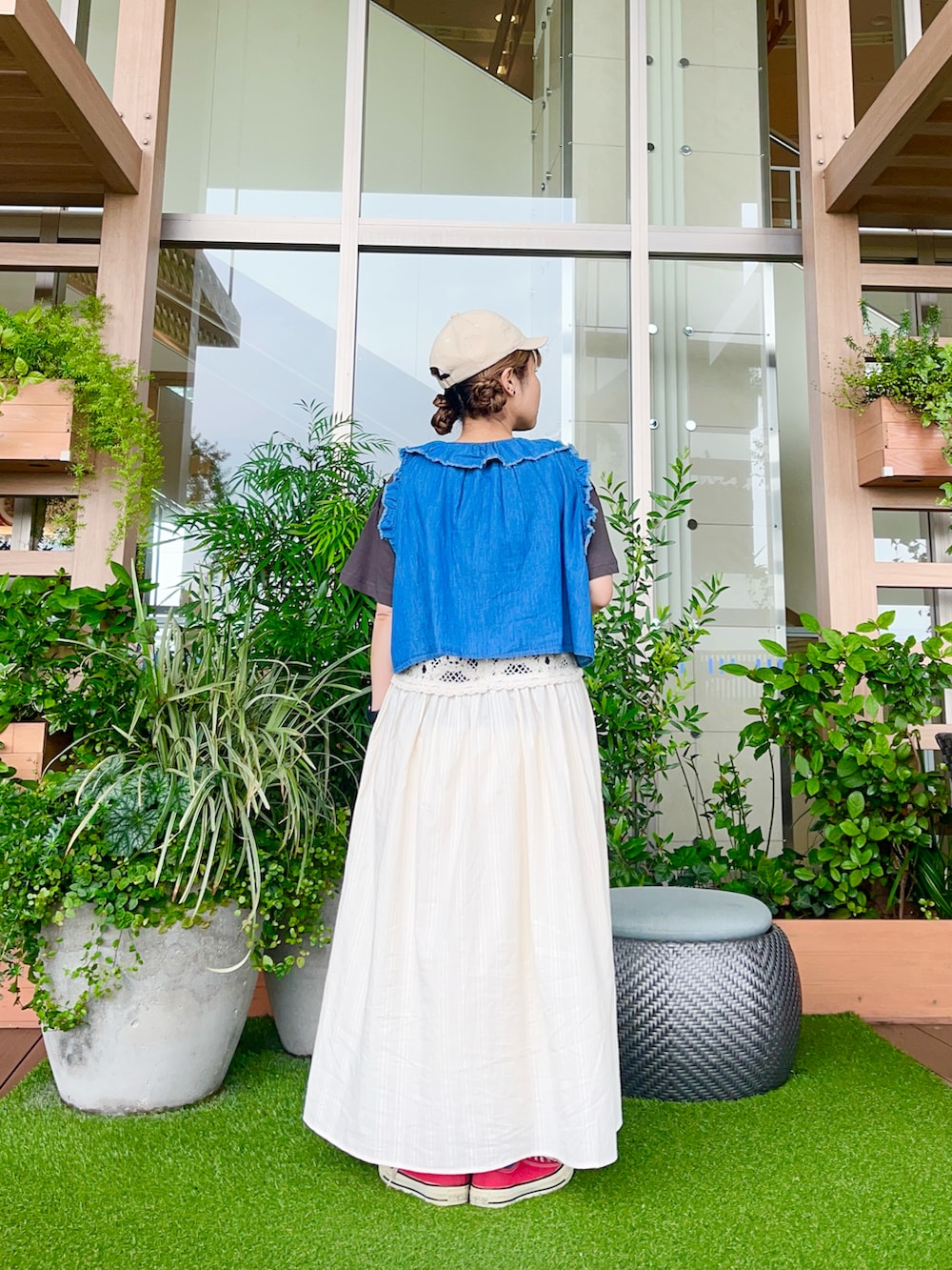 ブルー系のベストを着用したレディースの冬コーディネートの3枚目の写真