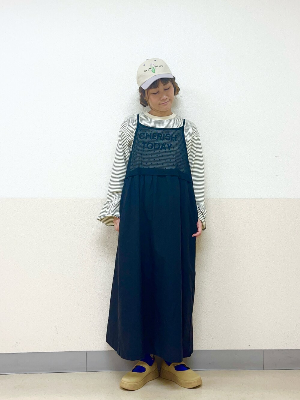 「サマンサ モスモス(Samansa Mos2)、イオンモール浜松志都呂、やっぱり帽子が好き、ゆべし×SamansaMos2、ゆべしコラボ、キャップ女子、ワンピーススタイル、ワンピース×スニーカー、カジュアルガーリー、低身長コーデ、低身長女子、フリル袖」｜「Samansa Mos2の【消臭効果】お花刺繍キャップ（ハット、ベージュ系）」を使った、も  な  こさん（レディース・152cm）の春コーディネートの2枚目の写真