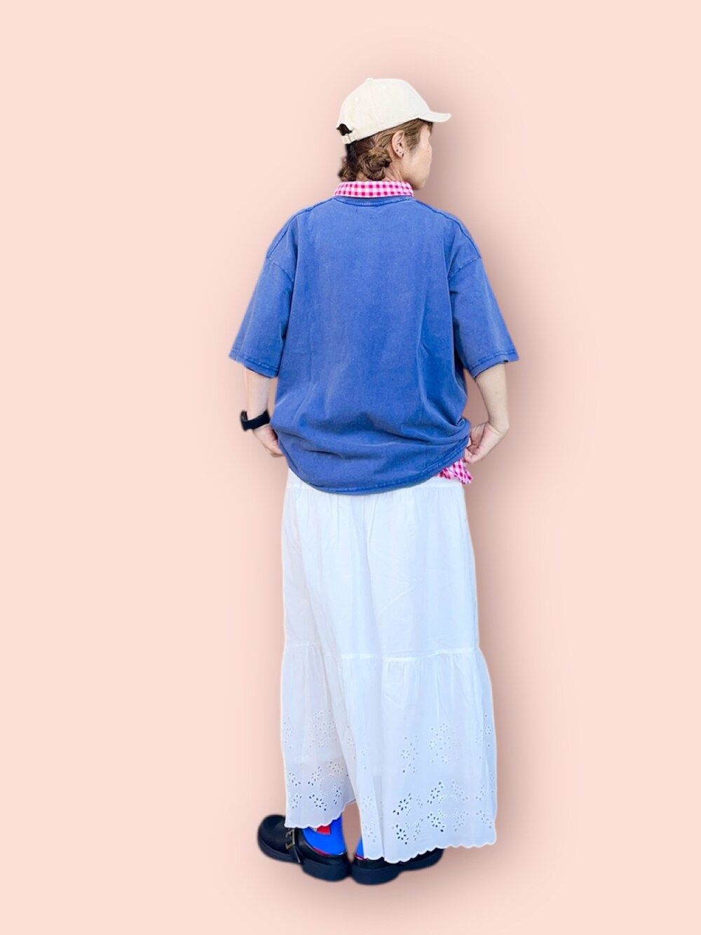 ベージュ系のハットを着用したレディースの冬コーディネートの3枚目の写真