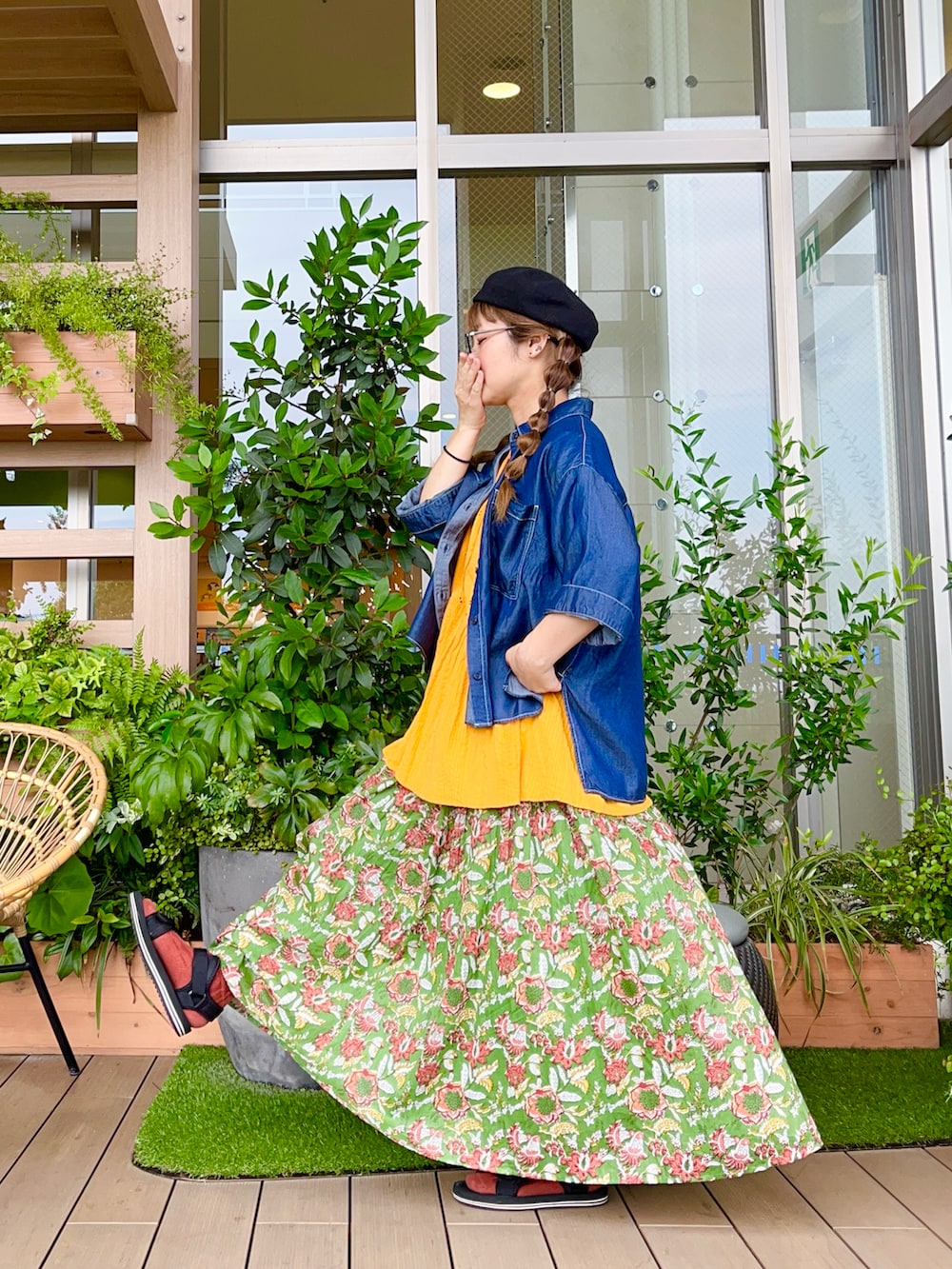 グリーン系のスカートを着用したレディースの冬コーディネートの2枚目の写真