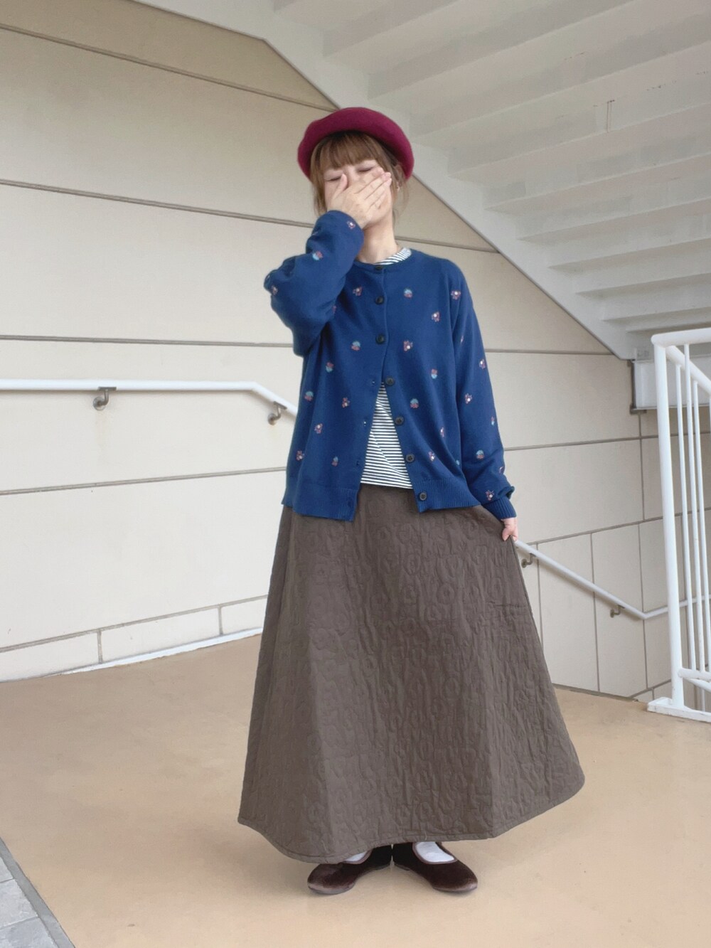 「秋っぽコーデ更新中、オトナ女子、低身長女子、ロングスカート、大人コーデ、おしゃれさんと繋がりたい、イオンモール浜松志都呂、メガネ男子、ベレー帽推奨委員会」｜「Samansa Mos2のバスクベレー帽（ハット、レッド系）」を使った、も  な  こさん（レディース・152cm）の秋コーディネートの2枚目の写真