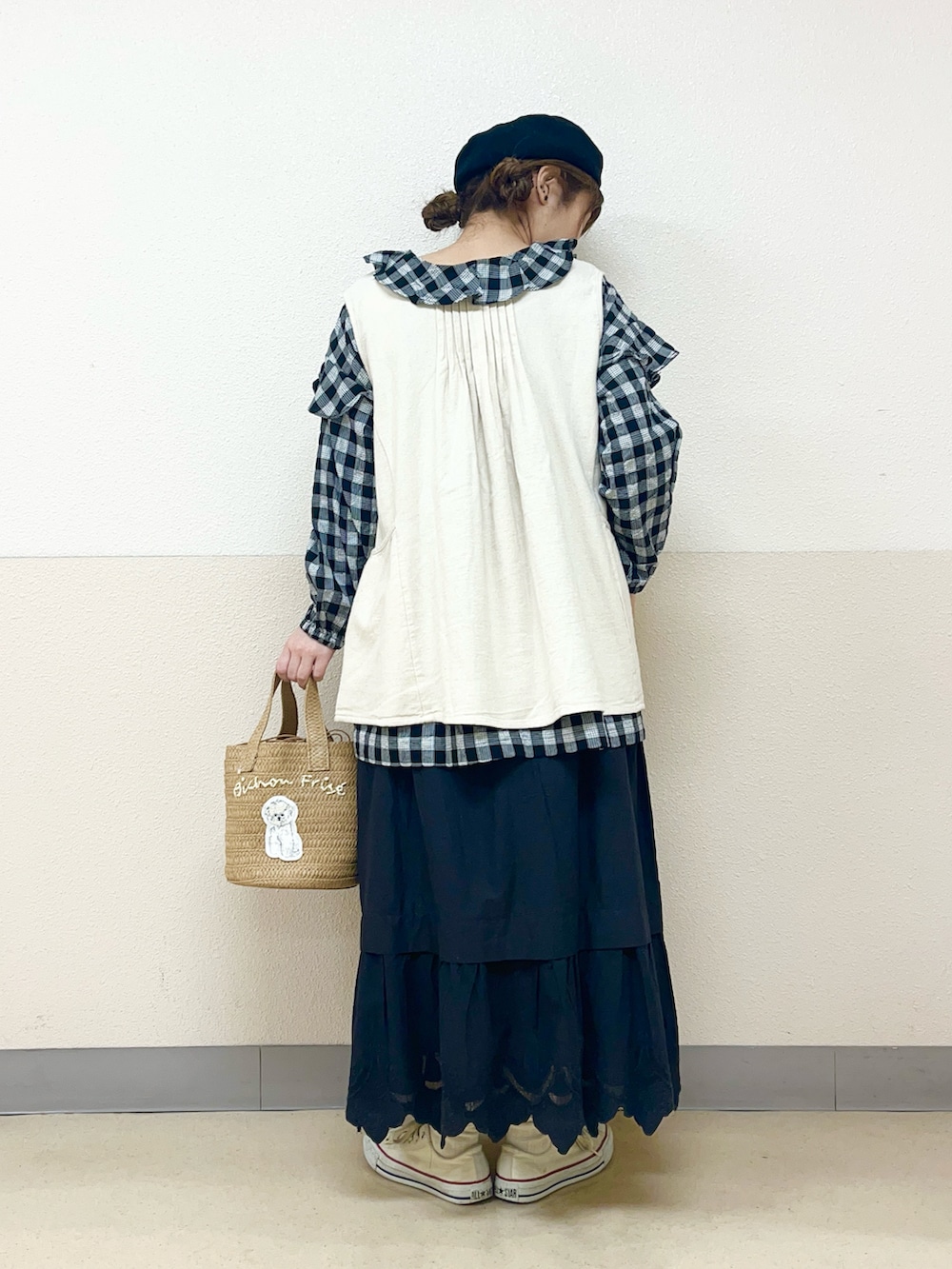 「ラクチンコーデ、チュニックワンピ、ロングスカート×スニーカー、ベレー帽推奨委員会、帽子かぶろう会、チェック柄、スニーカー女子、サマンサ モスモス(Samansa Mos2)、イオンモール浜松志都呂、低身長コーデ、カゴバック、モノトーンコーデ」｜「Samansa Mos2の【消臭効果】リネン混ベレー帽（ハット、ブラック系）」を使った、も  な  こさん（レディース・152cm）の春コーディネートの3枚目の写真