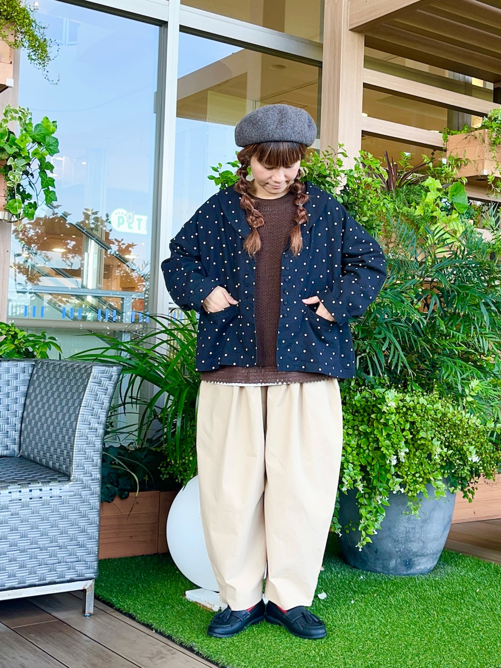 グレー系のノーカラージャケットを着用したレディースの冬コーディネートの2枚目の写真